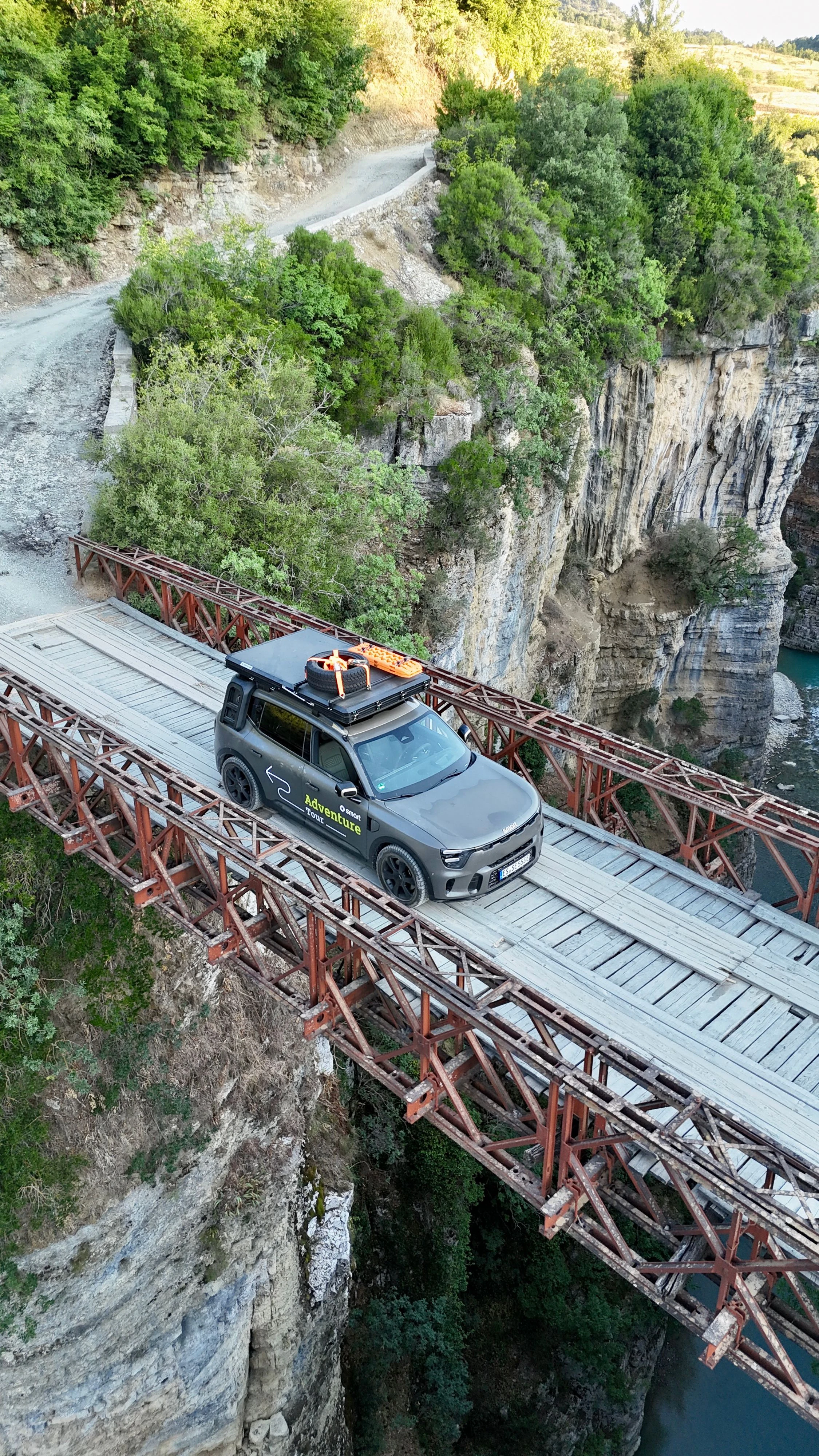 Ein Smart #5 in Albanien: Abenteuer abseits der Straße traut man einem E-Auto meist gar nicht zu.