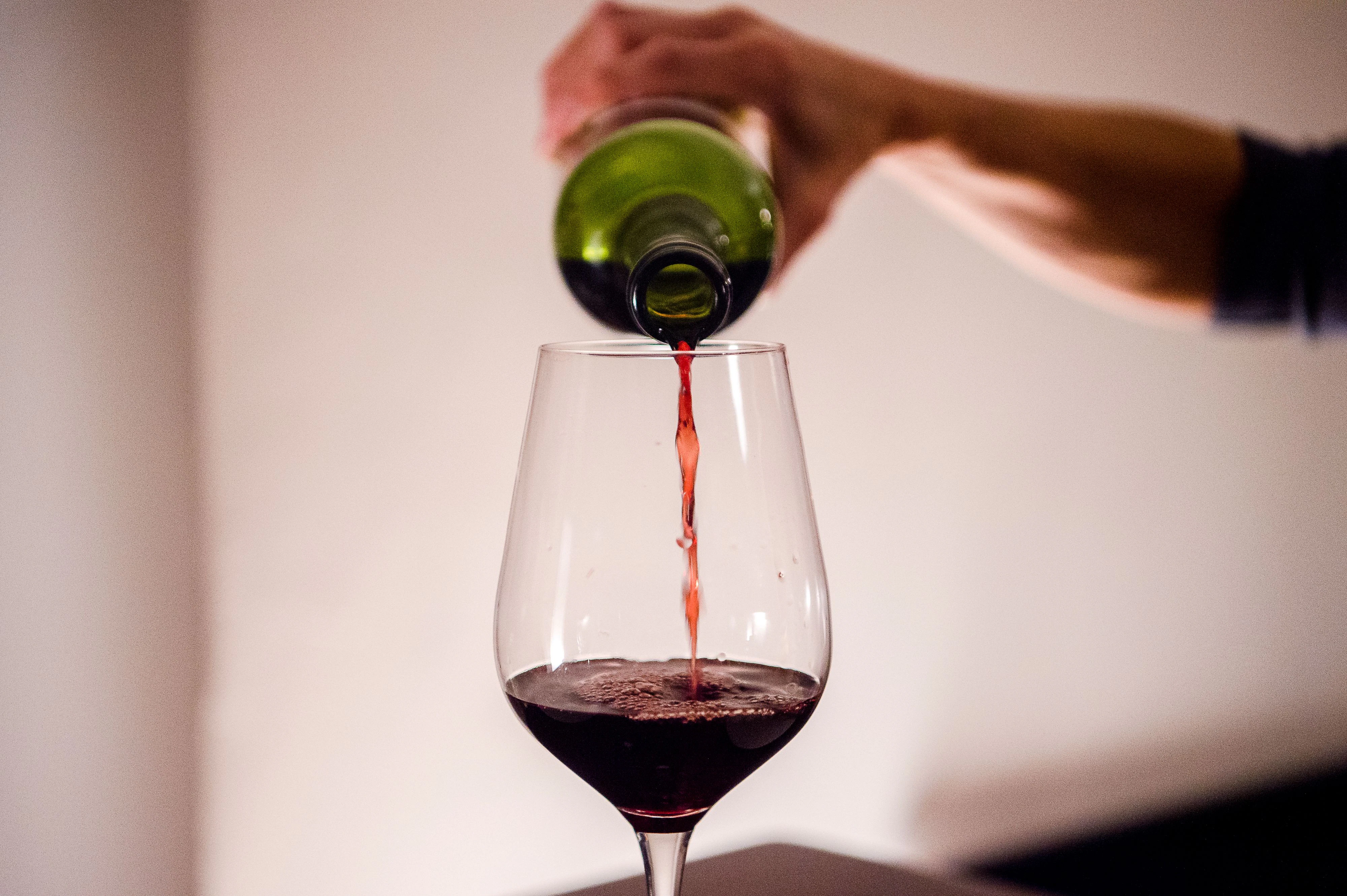 Deutscher Rotwein war lange als Fusel verschrien. Obwohl sich die Qualität längst gesteigert hat, trinken die Deutschen lieber ausländische Weine.