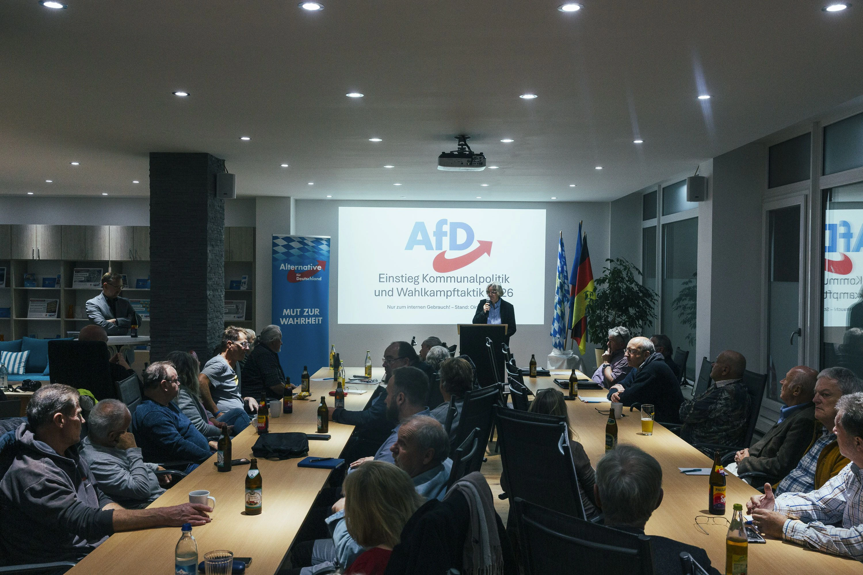 Im verganenen Herbst stimmte die AfD-Bundestagsabgeordnete Gerrit Huy (am Rednerpult) zahlreiche Parteifreunde in ihrem Weilheimer Wahlkreisbüro auf den Kommunalwahlkampf ein.