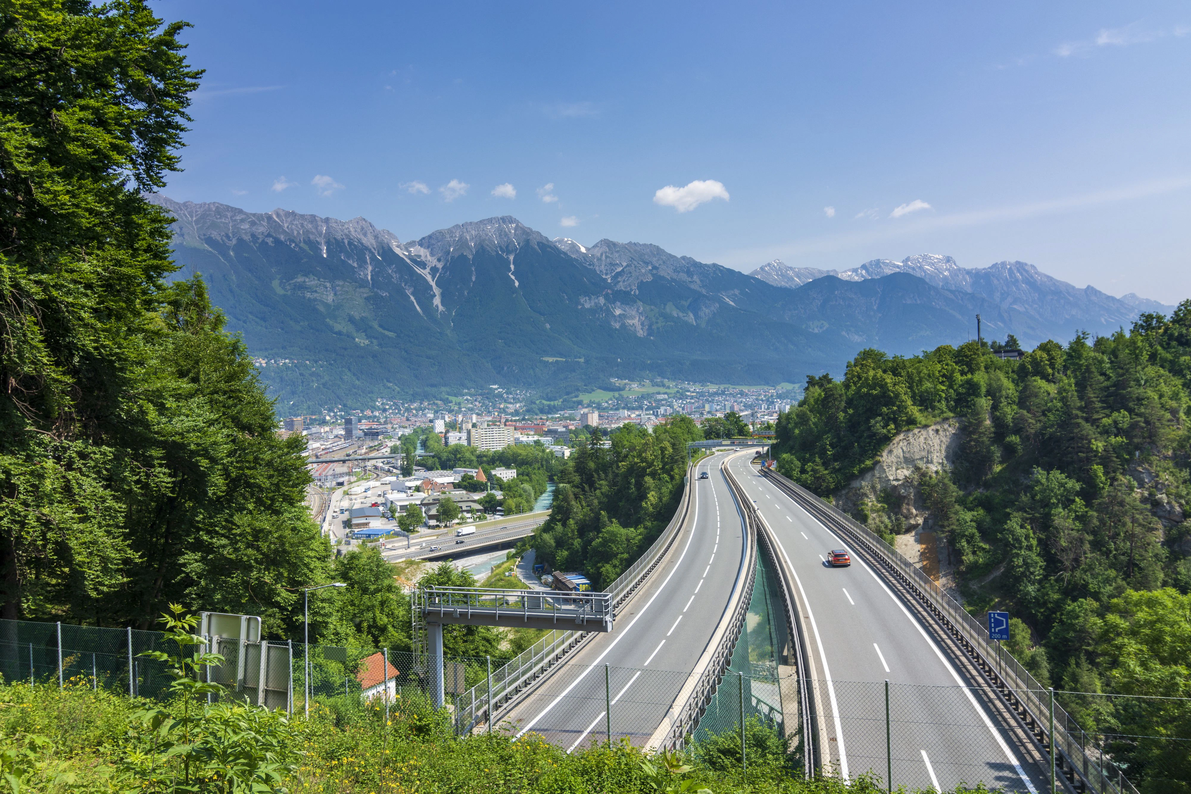 Die Brenner-Autobahn – hier an ihrem Beginn in Innsbruck – ist eine der wichtigsten Verkehrsadern für Reisen in den Süden.