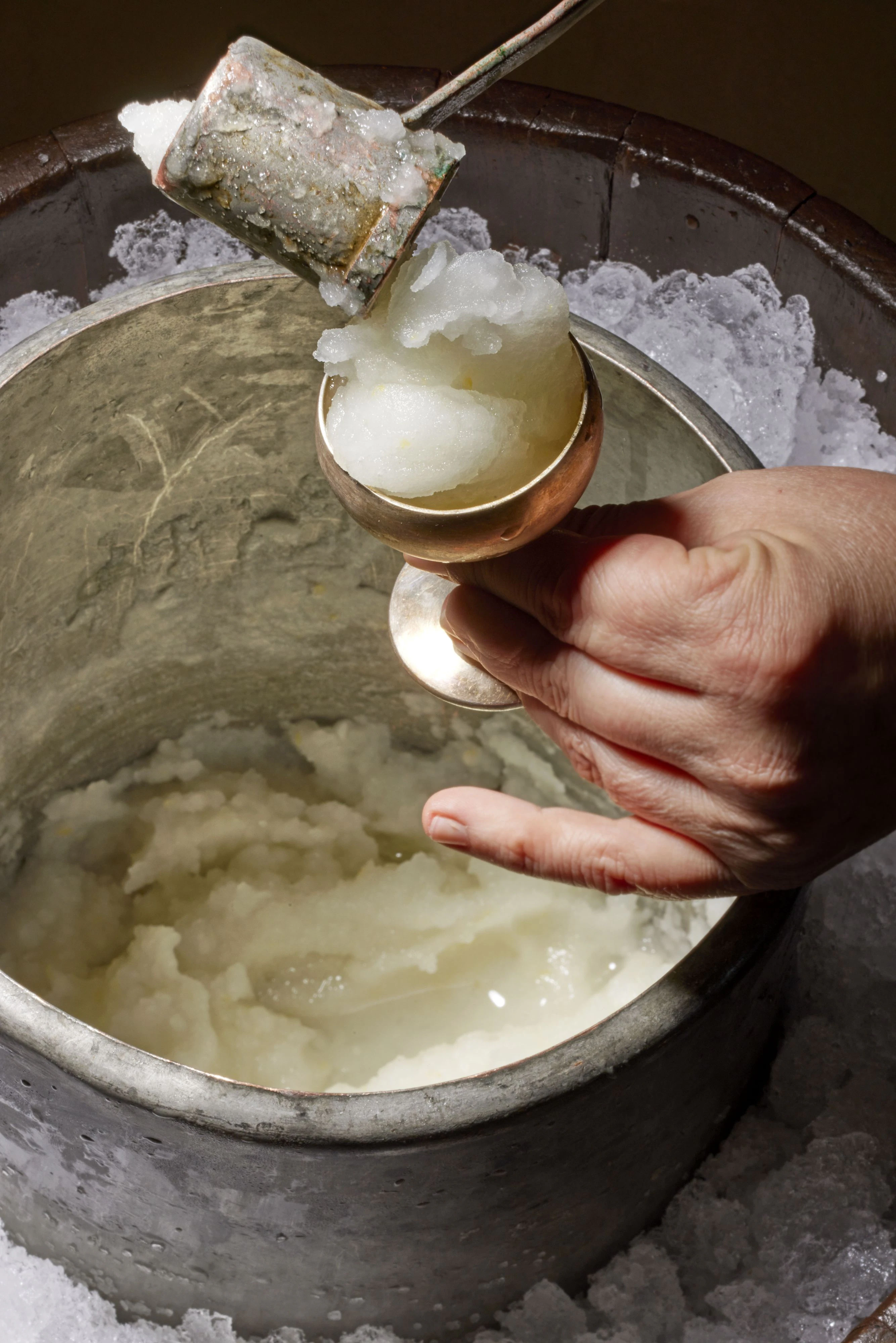 Kühl und aromatisch: Granita wird aus einem großen Zuber, dem Pozzetto, geschöpft. Sie ist flüssiger als Sorbet, aber nicht so flüssig wie Slushies.