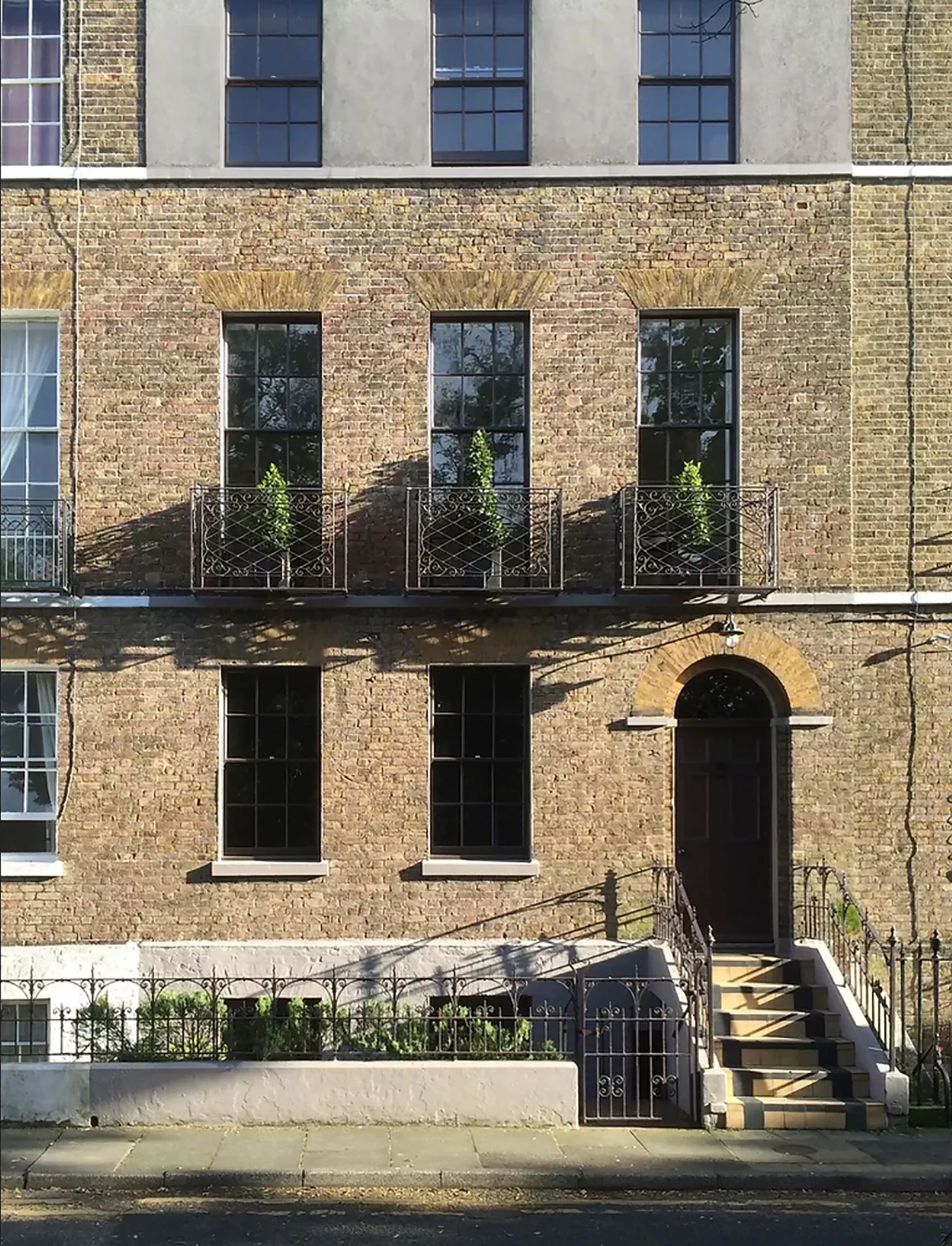 Südlich vom Stadtstrand liegen grasbewachsene Dünen und Kreidefelsen. London ist hier weit entfernt.