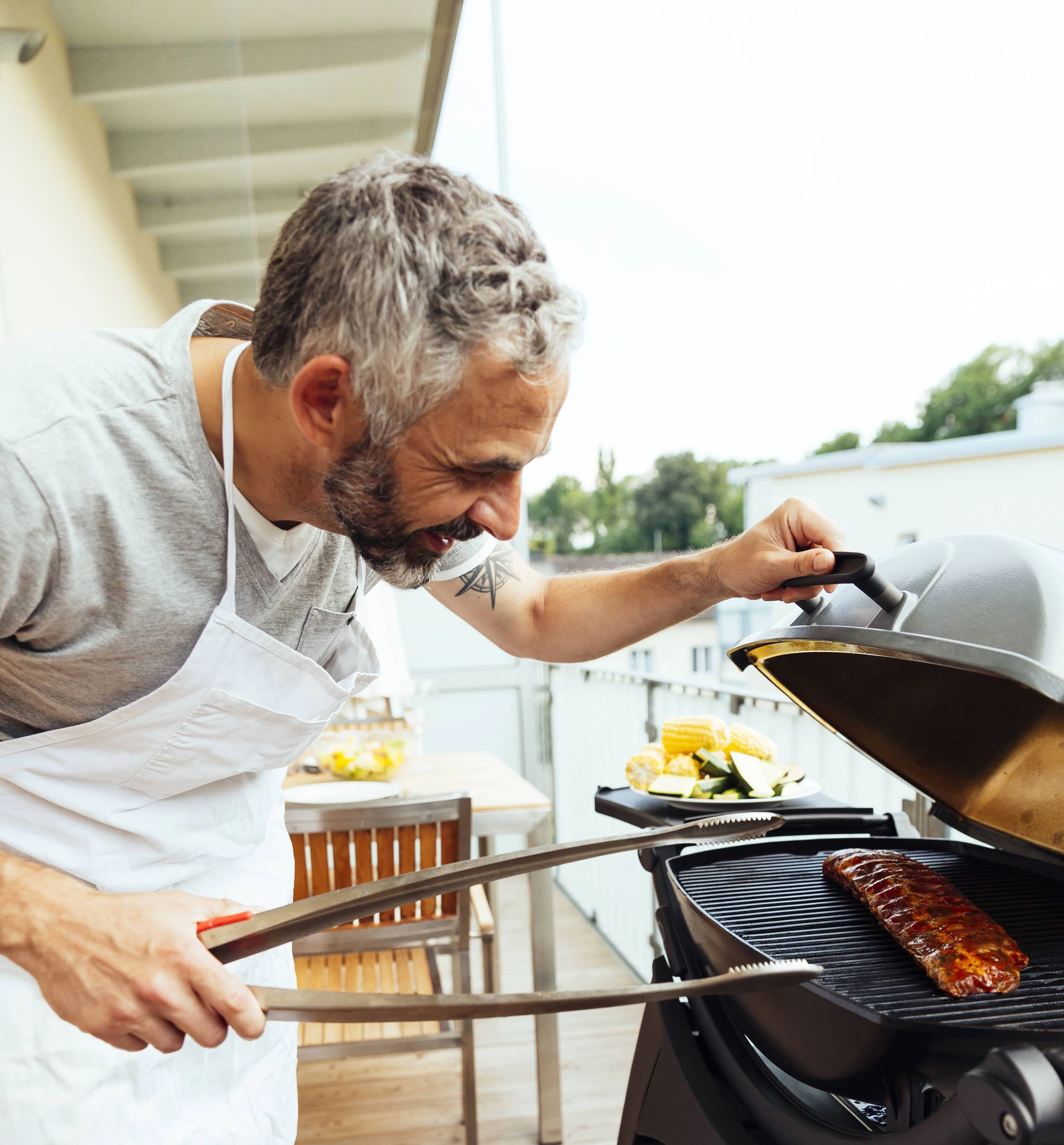Nicht nur ein neues Ding, sondern am besten gleich eine neue Identität: Männer mutieren in der Lebensmitte gern zu Grillexperten, Espresso-Spezialisten und anderen Connaisseuren.