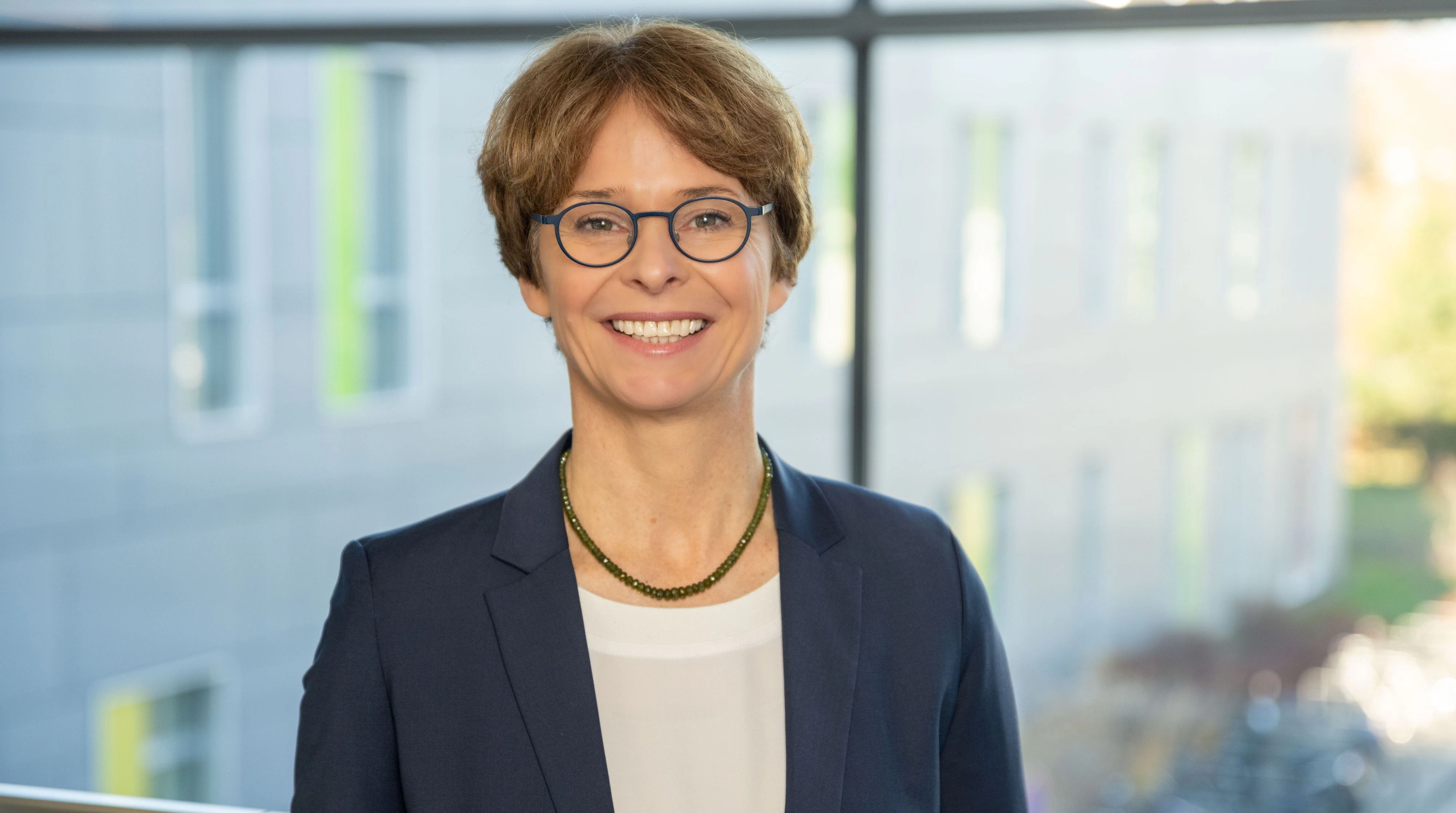 Alexandra Philipsen ist Direktorin der Klinik für Psychiatrie und Psychotherapie am Universitätsklinikum Bonn, wo sie zu ADHS und ADS forscht. Schwerpunkt ihrer wissenschaftlichen Tätigkeit sind dabei die Hyperaktivität, Emotionsregulation und erschwerte Impulskontrolle von Patientinnen und Patienten mit AD(H)S.