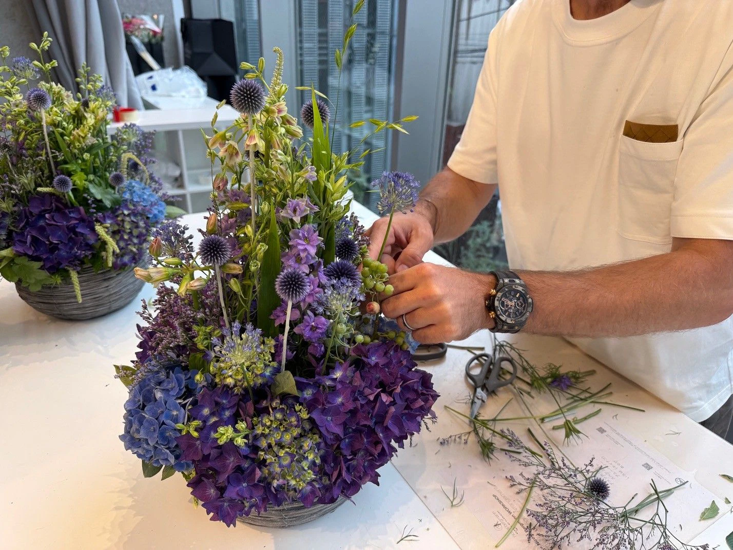 Der Meister bei der Arbeit: Nicolai Bergmann fertig ein zweites Bouquet an, um den Teilnehmerinnen seines Wirkshops zu zeigen, wie es geht. Das dauert nur etwa 15 Minuten.