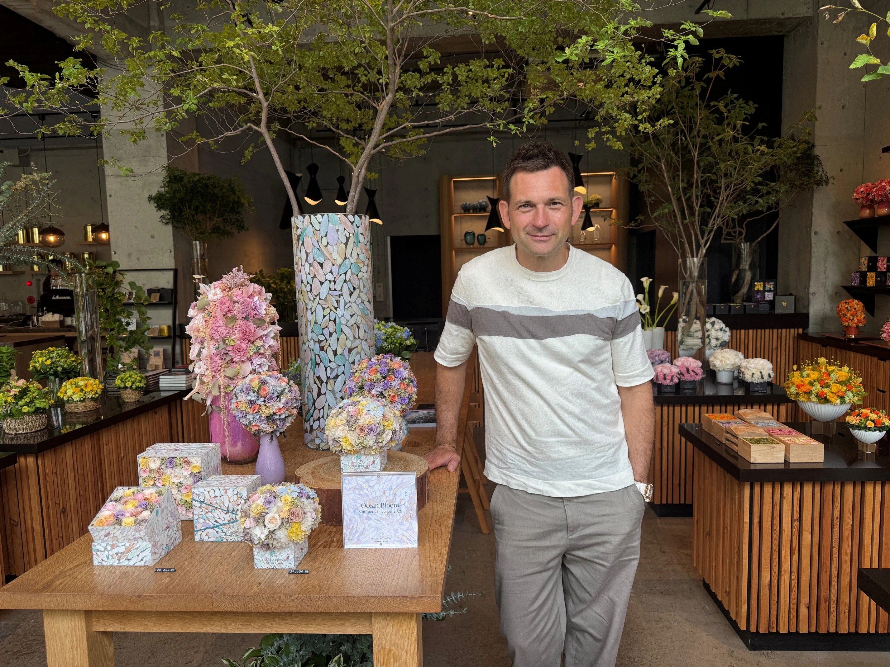 Der Blumenkünstler Nicolai Bergmann in seinem Flagship Store in einem schicken Einkaufsviertel von Tokio. Am liebsten steht er immer noch selbst im Laden, kommt aber selten dazu.