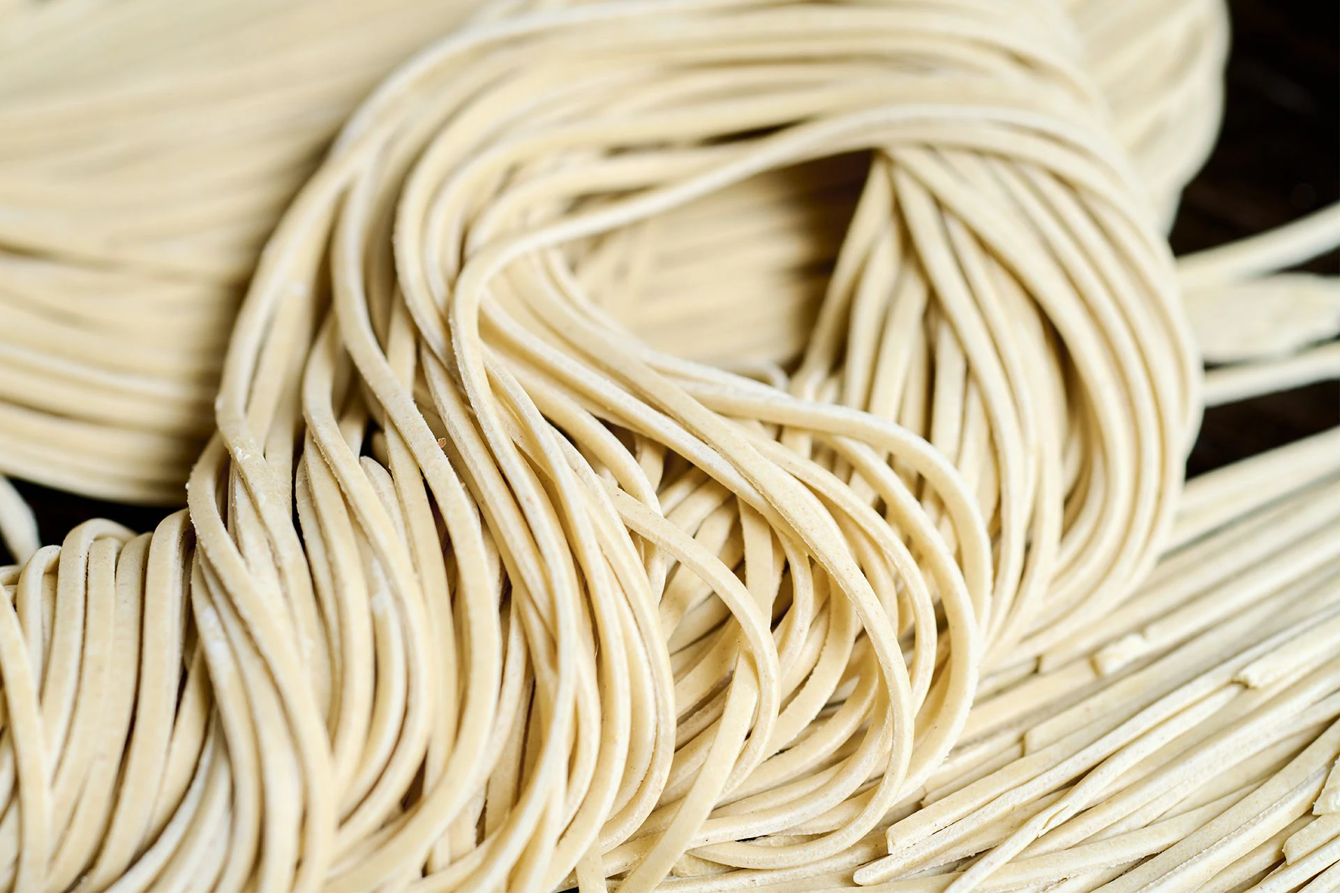 Japanische Ramennudeln unterscheiden sich in ihrer Konsistenz von italienischer Pasta.