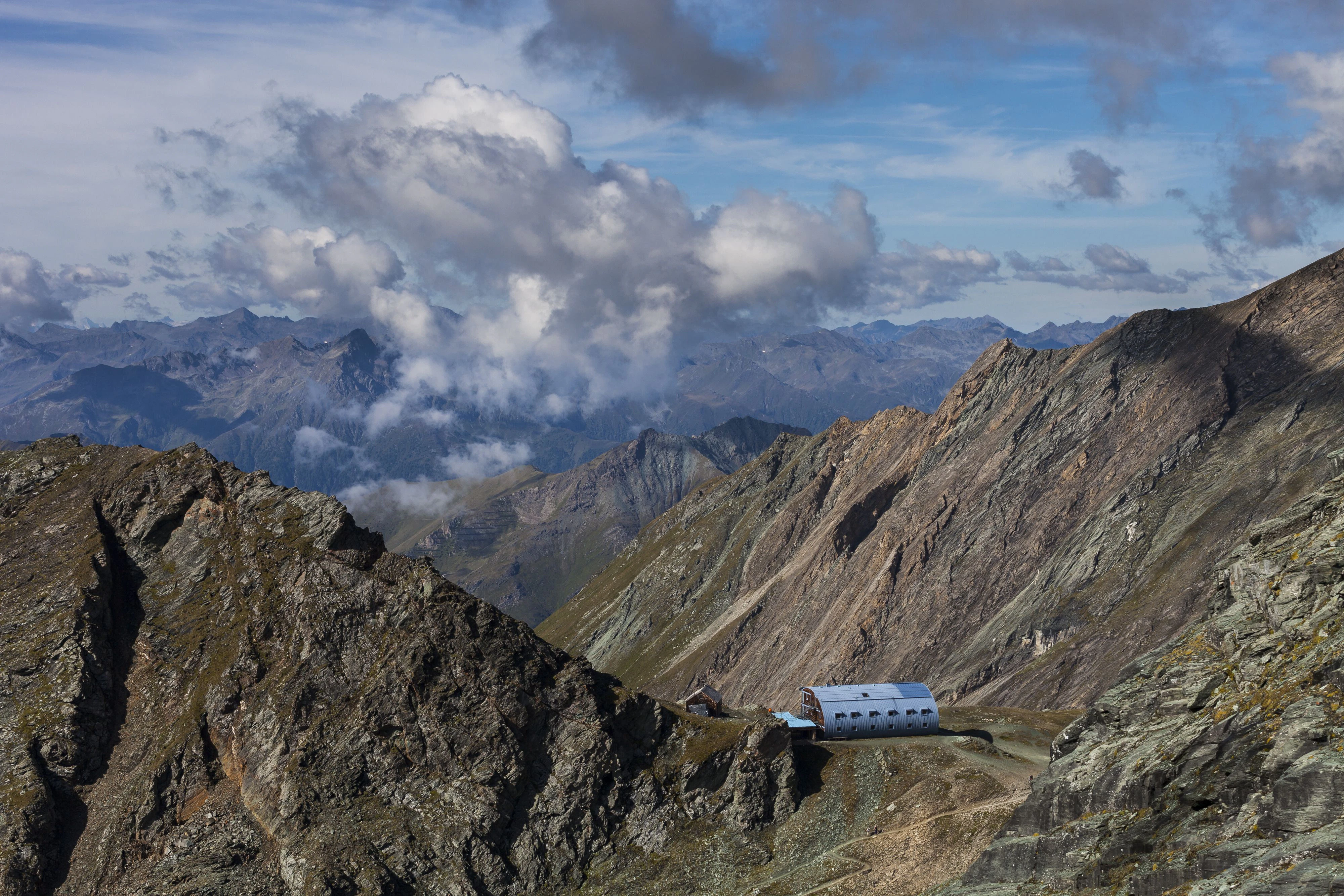 Die Stüdlhütte am Großglockner liegt an einem steilen Hang. Dort tauen durch den Klimawandel dauerhaft gefrorene Böden auf, wodurch der Fels instabil wird.