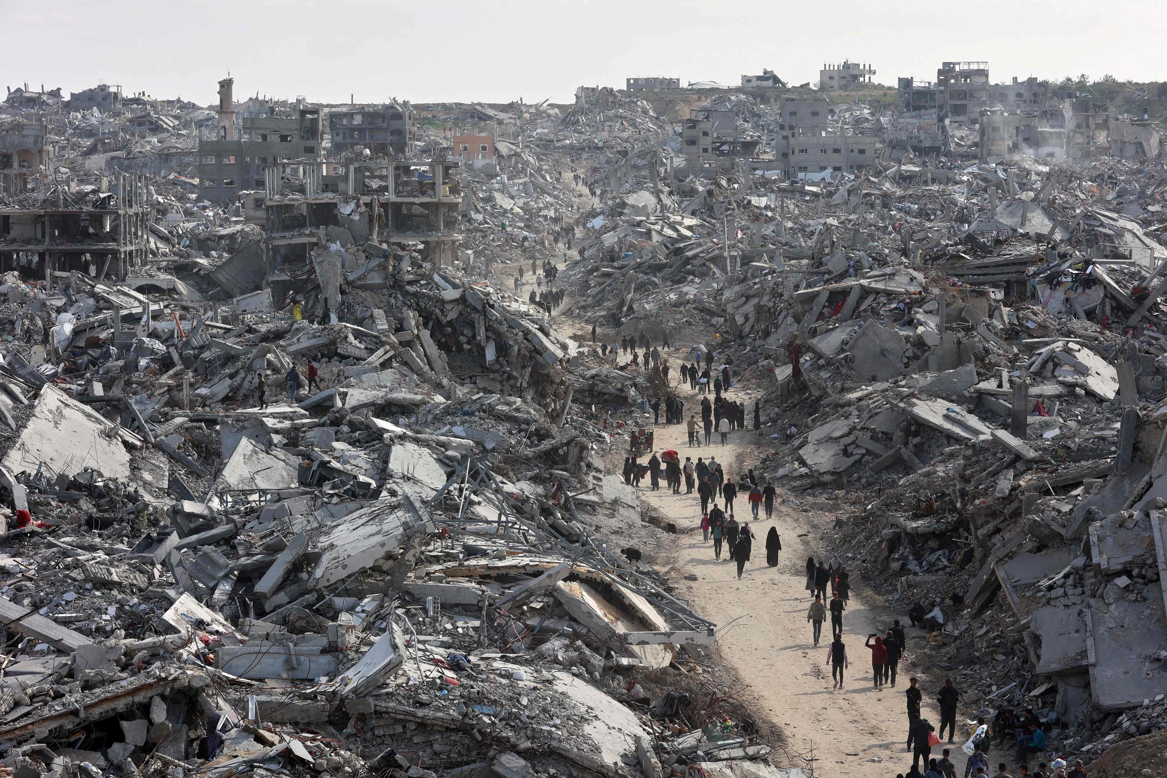 Unendliche Zerstörung: Palästinensische Flüchtlinge aus dem Jabalia-Camp im nördlichen Gazastreifen im Januar 2025 nach einer israelischen Attacke.