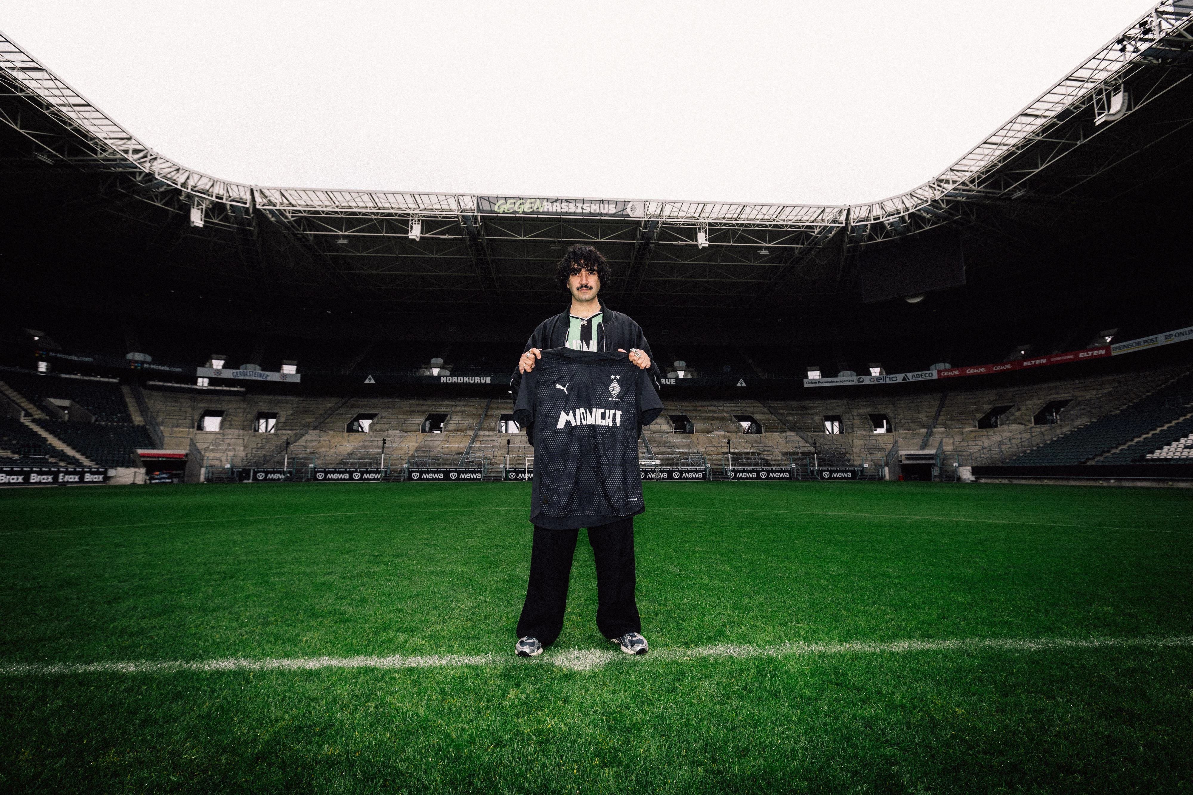 Seit zehn Jahren Dauerkarte und plötzlich wird er vom Club angesprochen, ob er nicht mal was „entwerfen“ könne:  der Midnight-Merch für Borussia Mönchengladbach für die neue Saison.