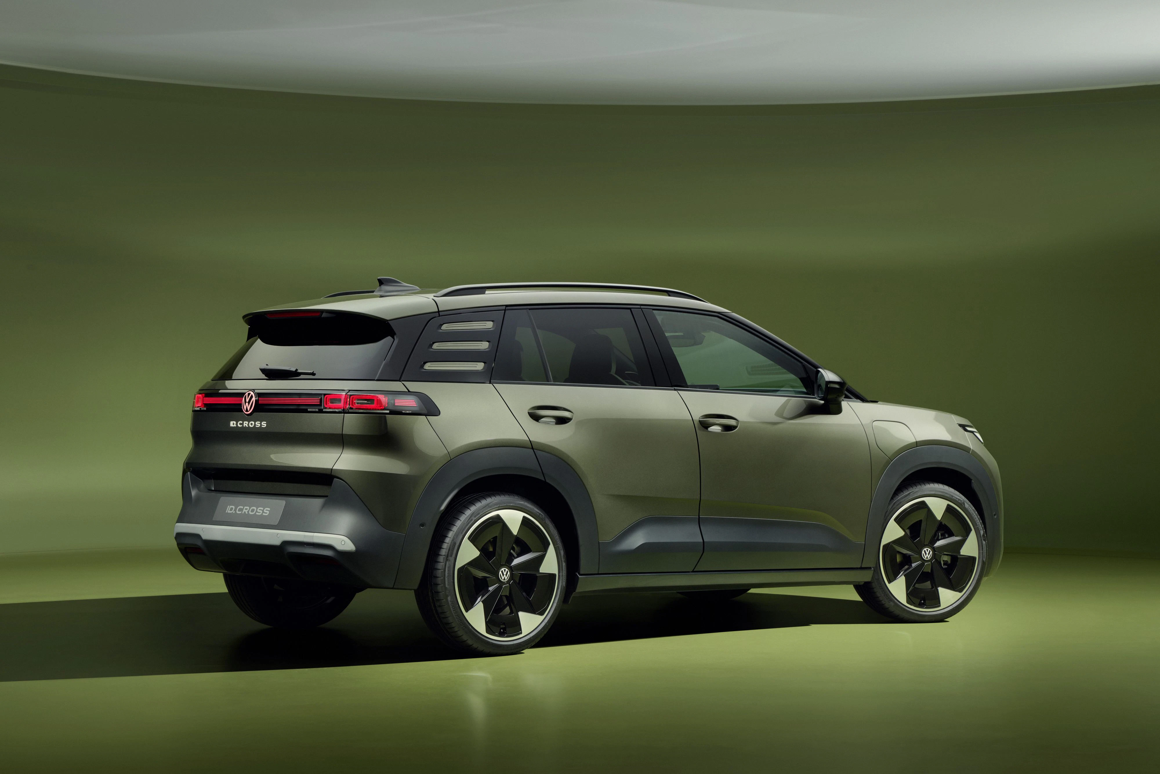 Eine etwas höhere Dachlinie und 19-Zoll-Räder lassen das Mini-SUV durchaus stattlich wirken.