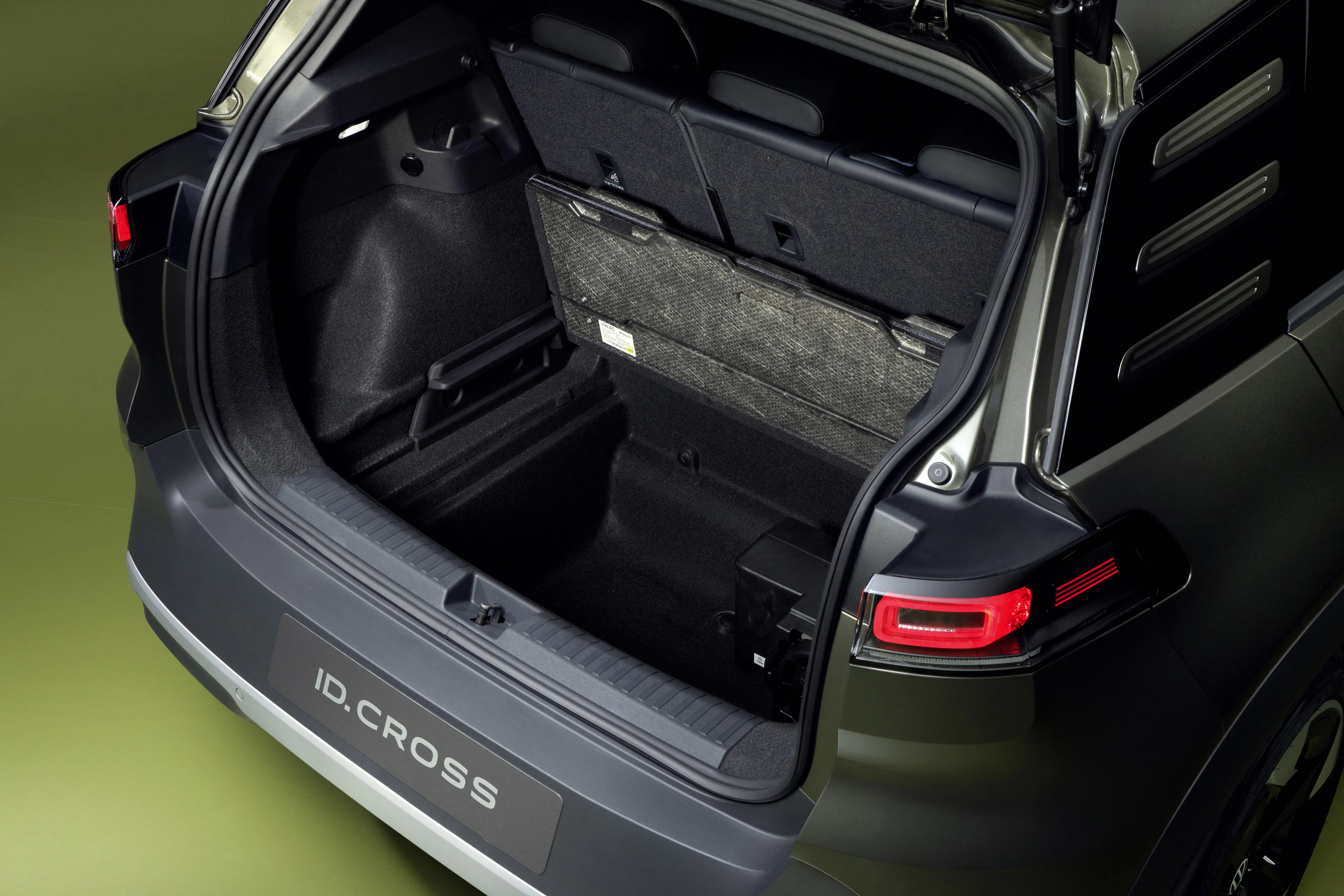 Unter dem Kofferraumboden gibt es ein großes Fach – das von dem Subwoofer (rechts) schon ziemlich in Anspruch genommen wird.