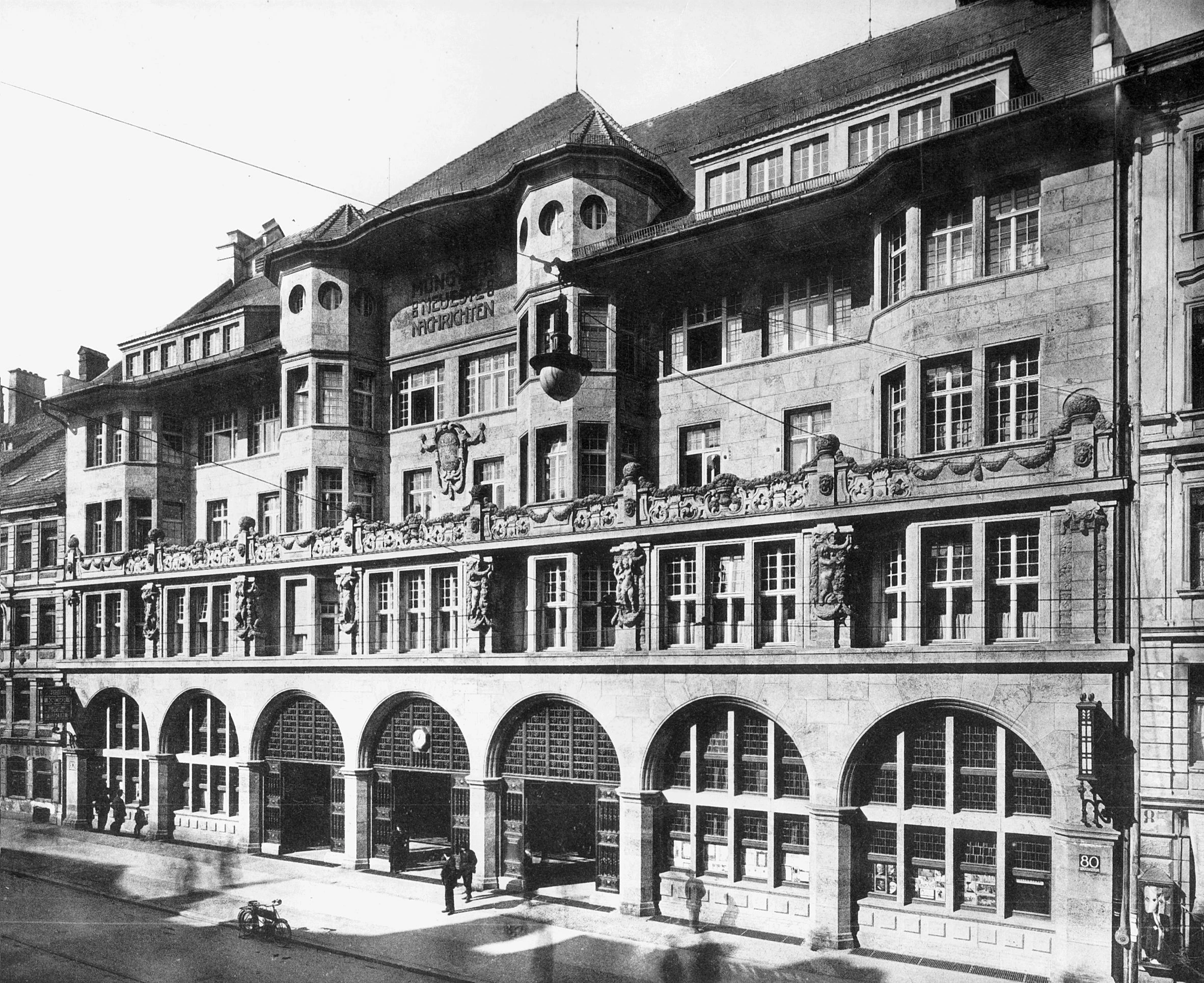 Im Redaktionsgebäude der Münchner Neuesten Nachrichten an der Sendlinger Straße in München befand sich nach 1945 die Süddeutschen Zeitung .