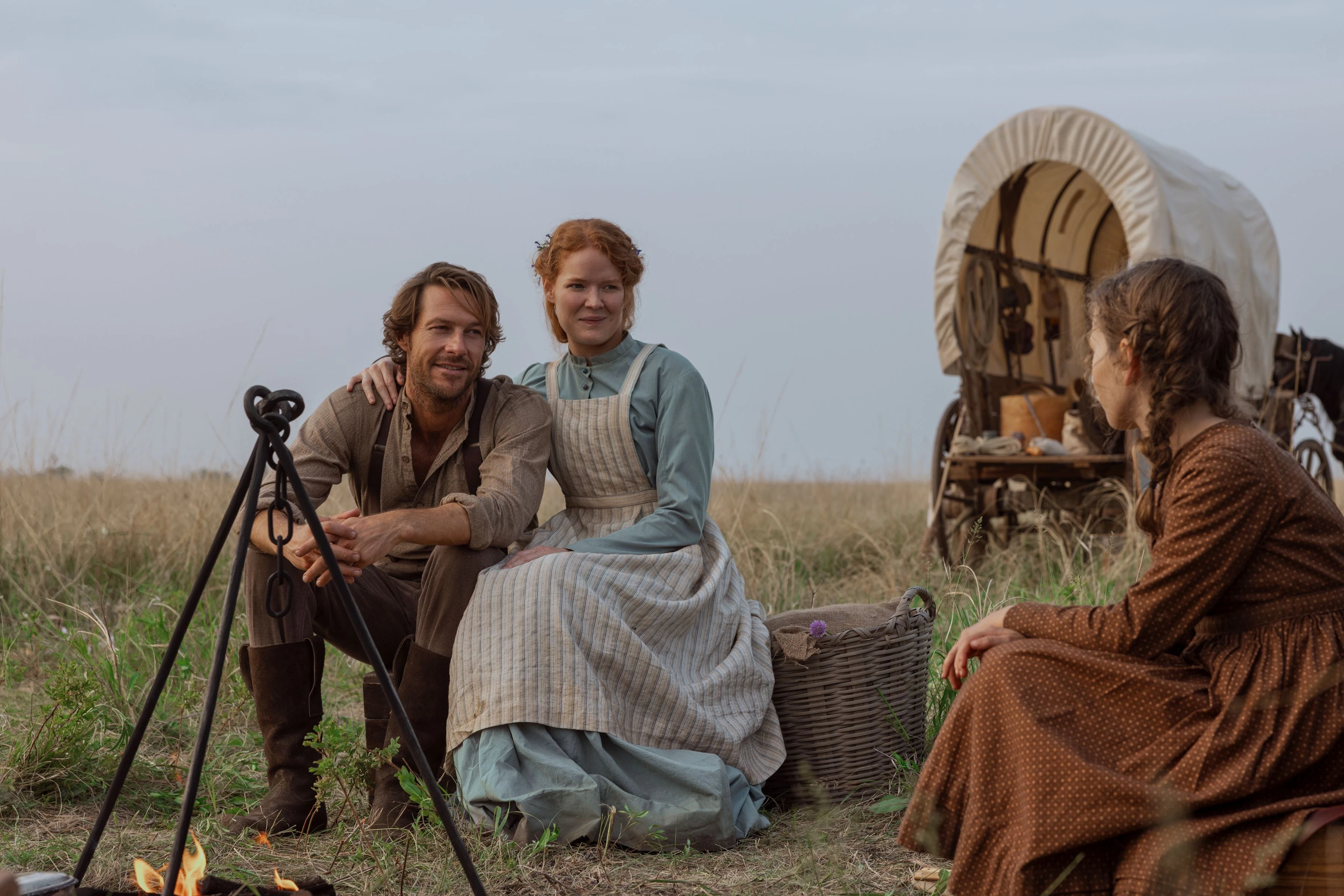 Harmonisch, kreuzbrav wie früher, und mit so schönen Haaren: Luke Bracey, Crosby Fitzgerald und Alice Halsey (v.l.n.r.) als Charles, Caroline und Laura Ingalls.