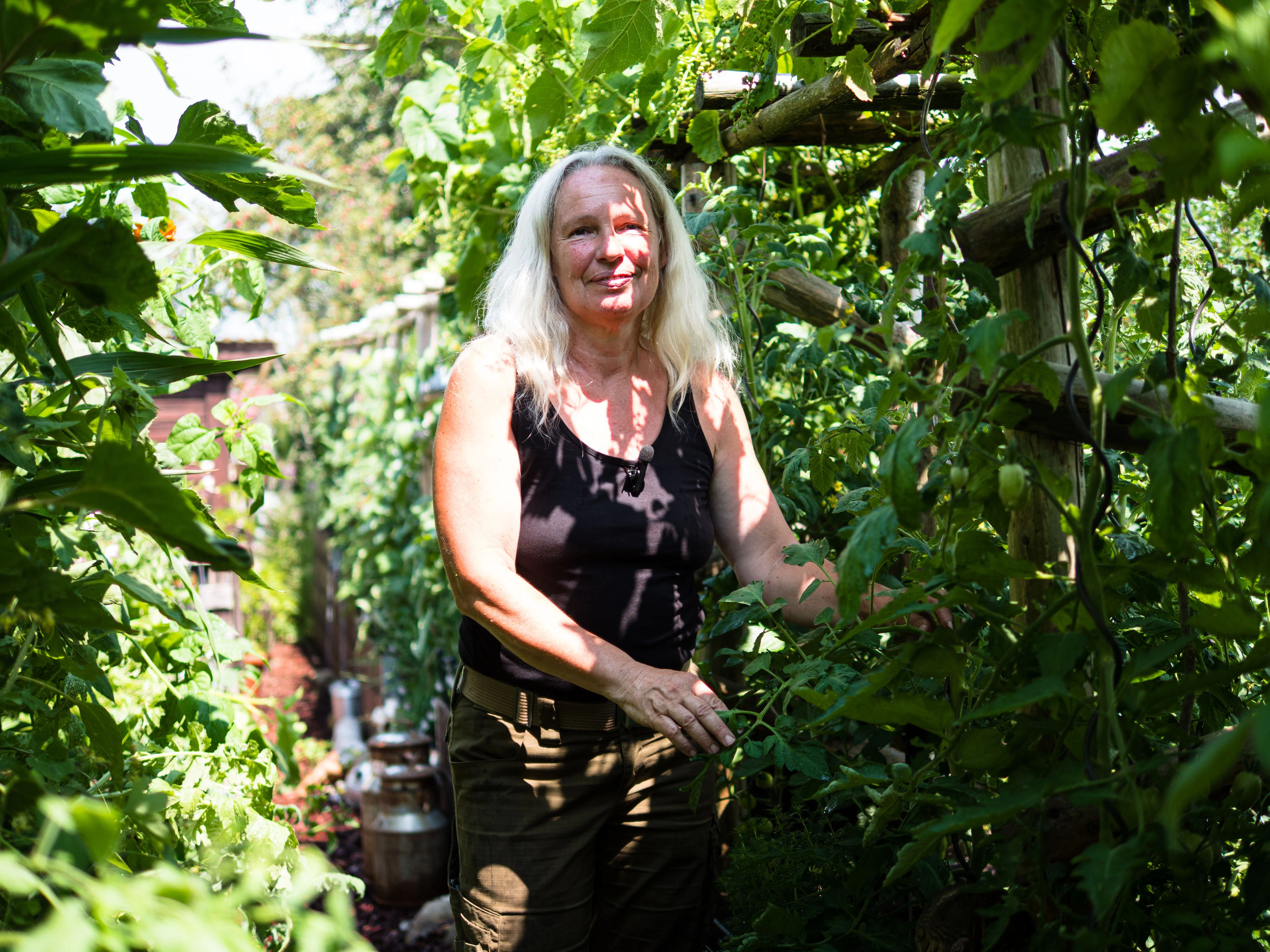 Sie nennt sich die Tomatenfrau. In der Nähe von Dresden baut Birgit Kempe über 300 verschiedene Tomatensorten an. Insgesamt verfügt die Gärtnerin über das Saatgut von mehr als 1000 Tomatensorten, weltweit geht man von rund 15 Tausend Sorten aus. In ihrer Gärtnerei veranstaltet sie Verkostungen, das Saatgut der persönlichen Favoriten kann man sich nach Hause schicken lassen.