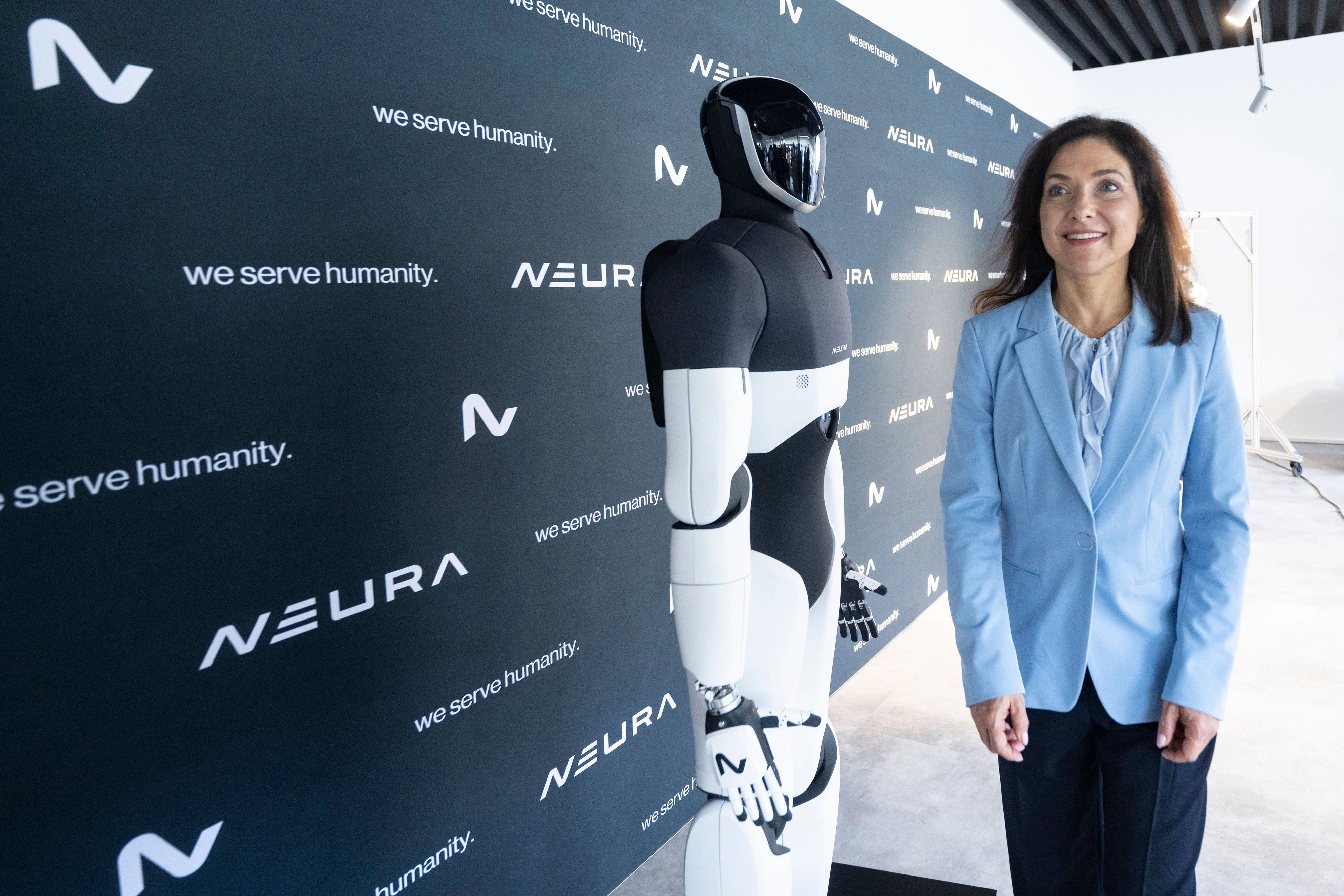 Ende Juli war Bundeswirtschaftsministerin Katherina Reiche auf ihrer Sommertour auch zu Besuch bei Neura.