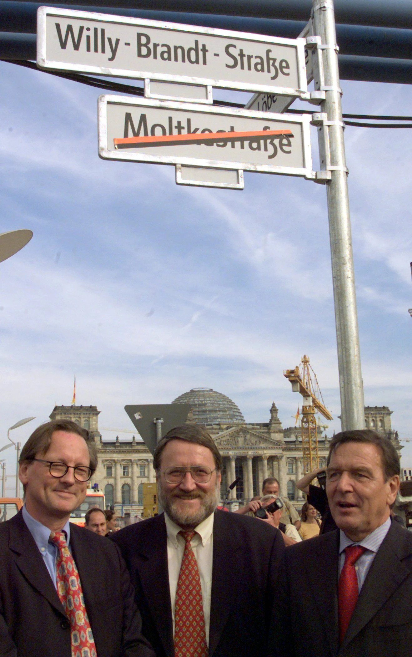 Erinnerung an den Vater: Der damalige Bundeskanzler Gerhard Schröder (re.) zusammen mit Baustadtrat Horst Porath (M) und Peter Brandt (links) 1999 in Berlin bei der Bennenung einer Straße nach Willy Brandt.