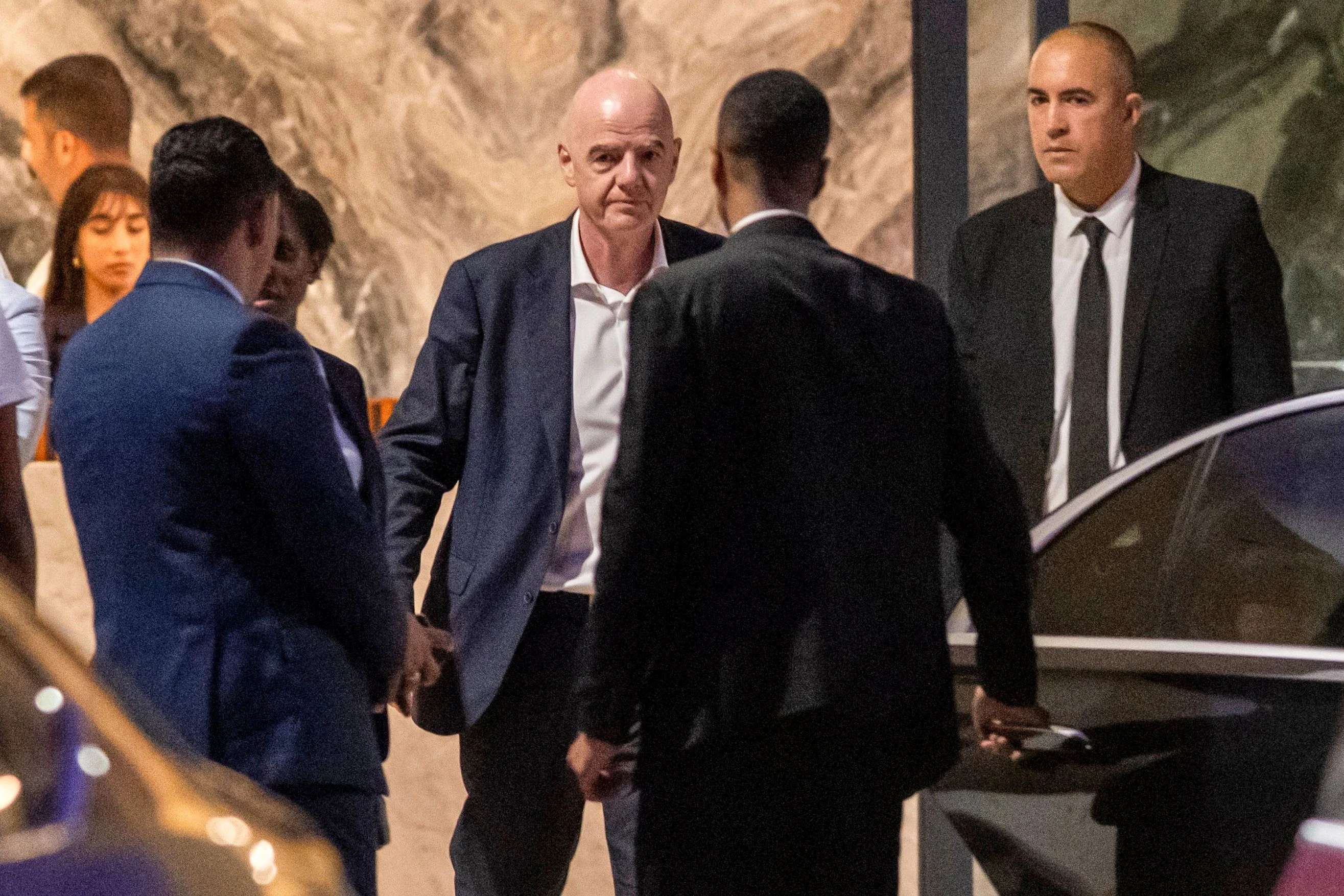 Gerät zunehmend unter Druck: Fifa-Präsident Gianni Infantino (Mitte) am Mittwoch in Rabat.