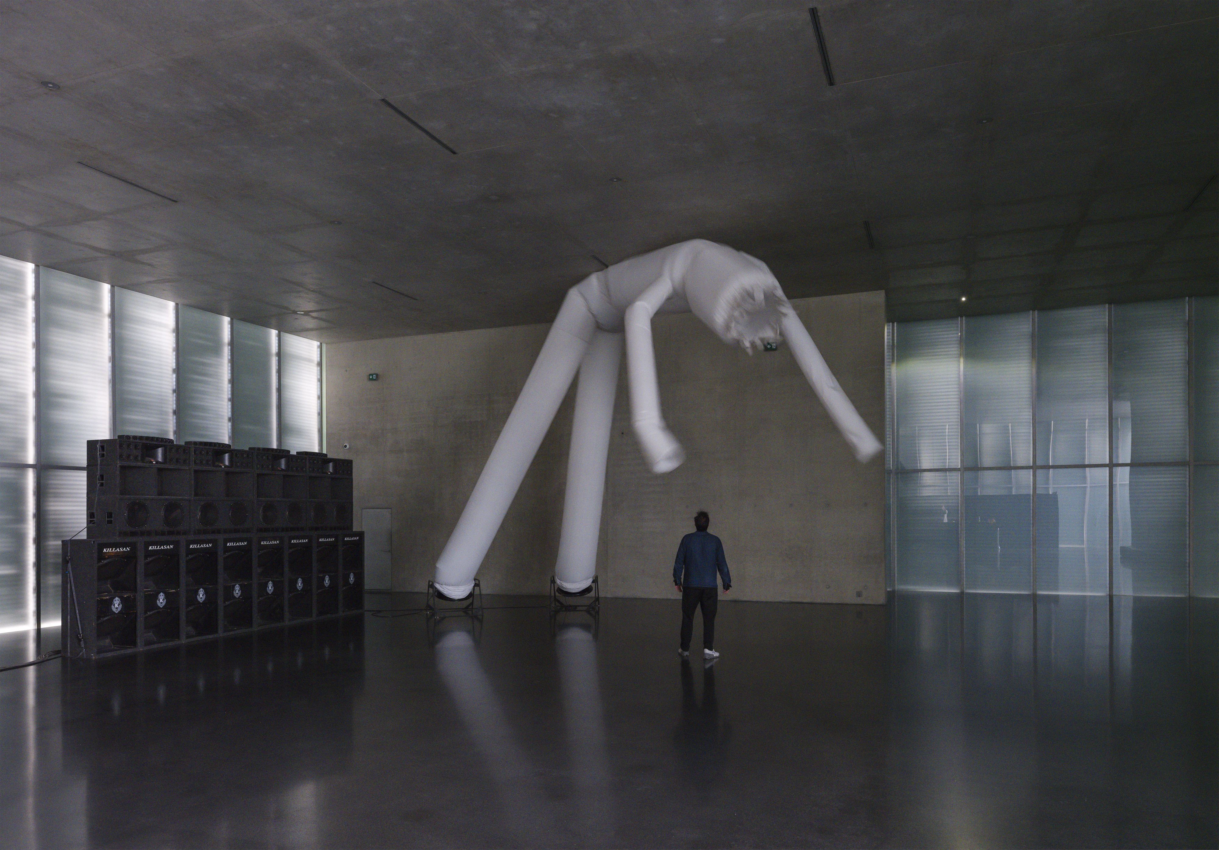 Plustert sich mächtig auf: „Visitant (no dancing 2020–2021)“ von Cyprien Gaillard in der Ausstellung „When you expect flutes, it’s whistles“ im Kunsthaus Bregenz.