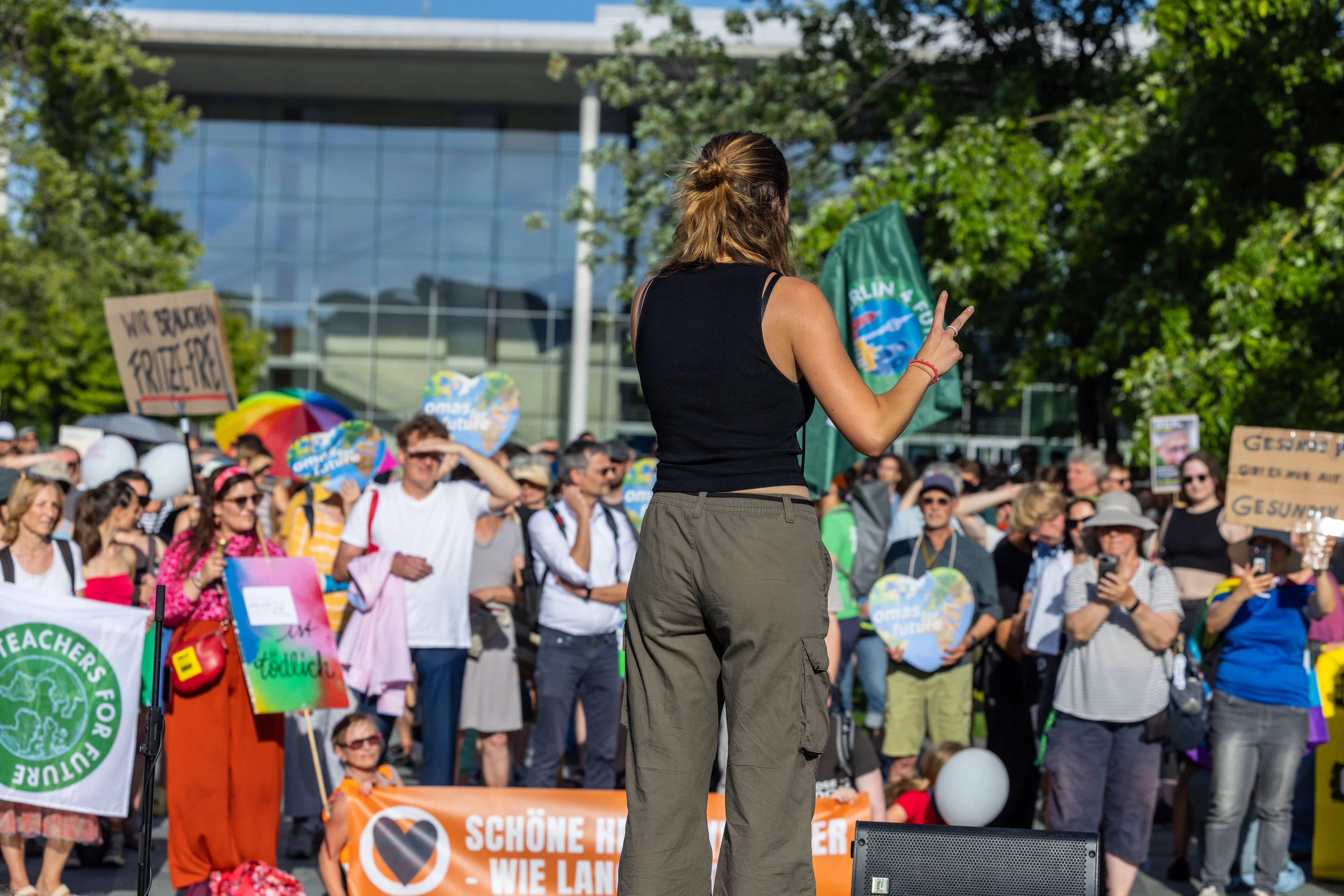 Die kleine Bühne reicht dieses Mal: Luisa Neubauer spricht auf der „Fridays for Future“-Demo vor dem Kanzleramt.