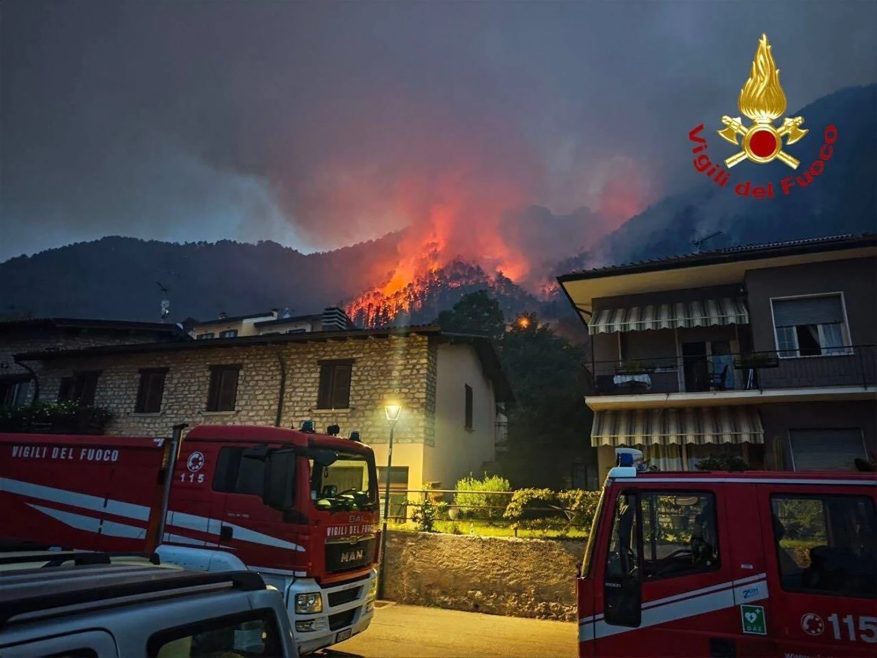 Das Feuer verbreitet sich in den Bergen oberhalb des Ufers.