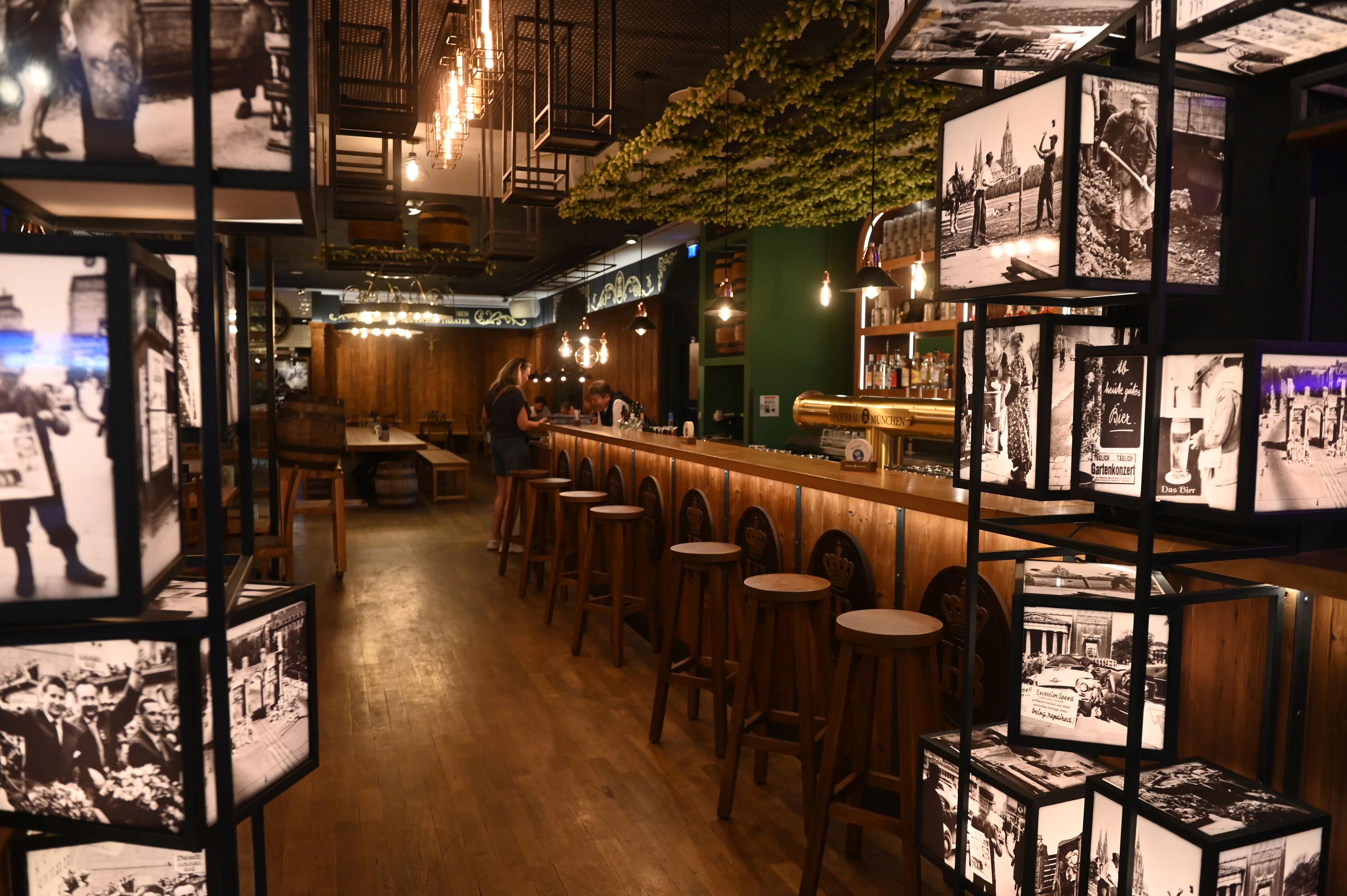Aufwendig renoviert und einladend aufgehübscht: die Innenräume des neuen Hofbräu im Deutschen Theater an der Schwanthalerstraße. Für durstige Besucher gibt es auch eine Bar.