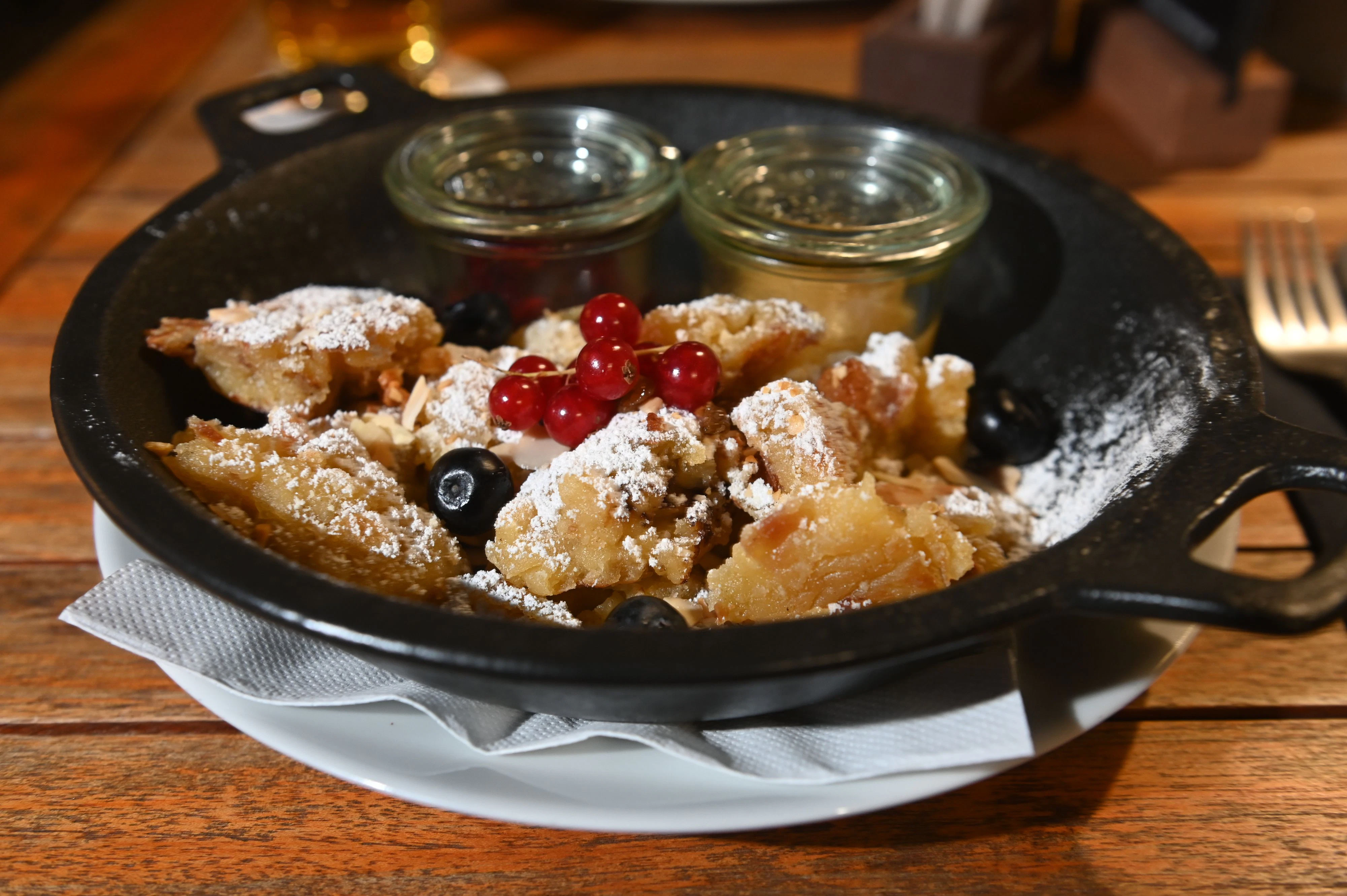 Klein, aber fein: der Kaiserschmarrn mit Apfelmus und Kirschgrütze.