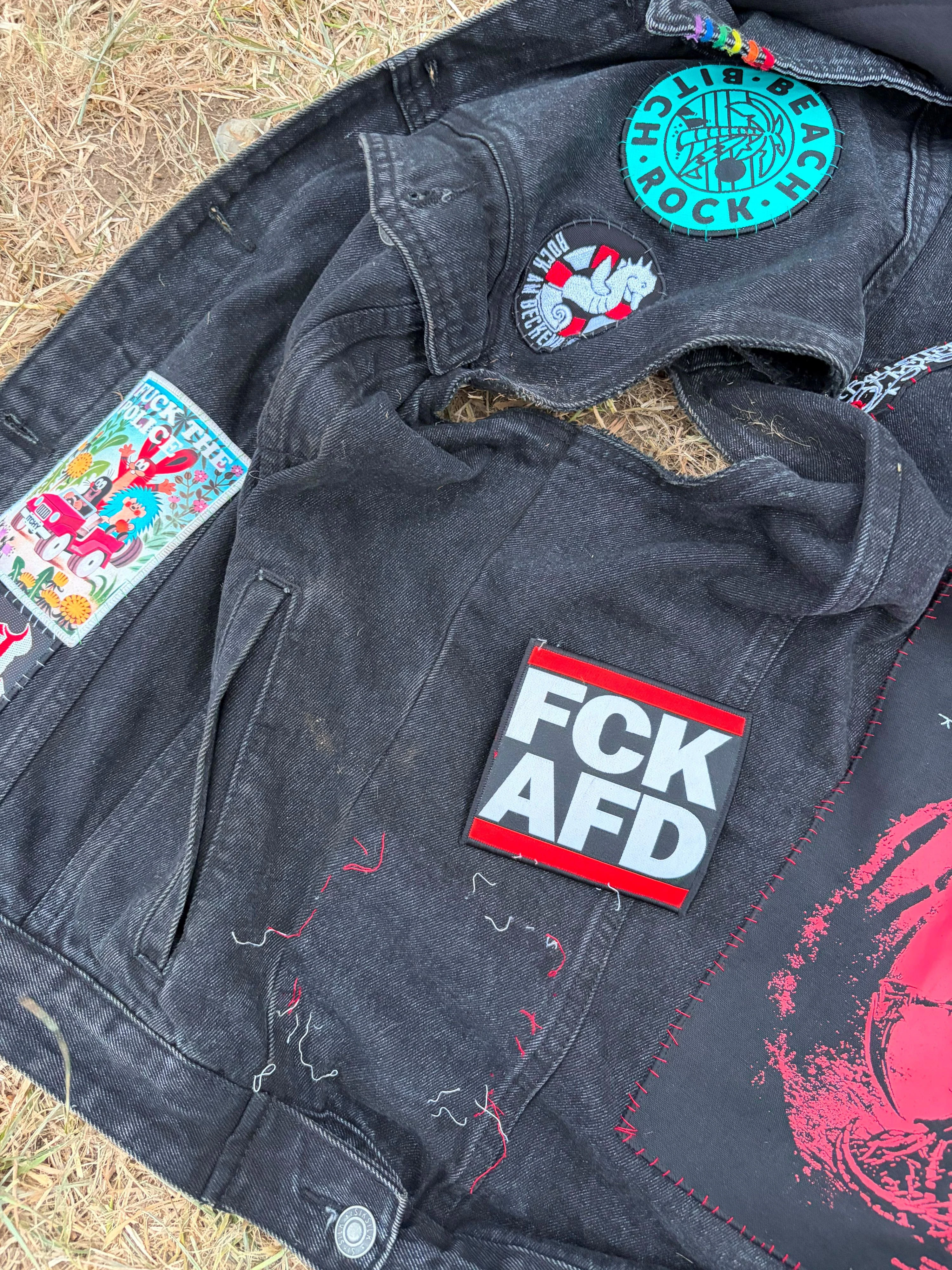 Emma Neumann musste an ihrer Jacke einen Aufnäher entfernen, um auf das Gelände zum Wacken-Festival zu kommen.