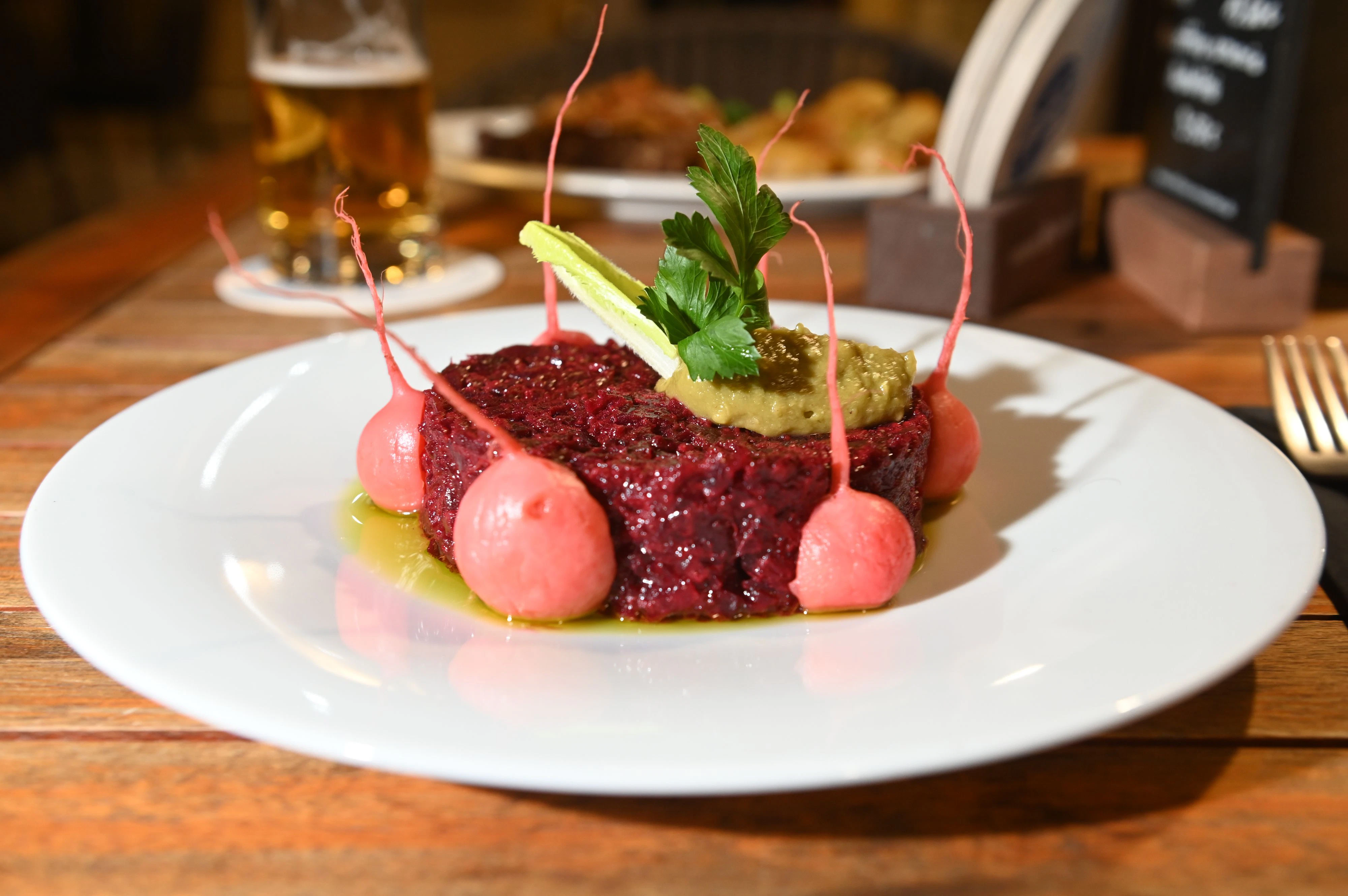 Eines der wenigen veganen Gerichte auf der Karte: das originelle und sehr gut gewürzte Rote-Bete-Tatar mit eingelegten Radieschen und Avocadomayo.