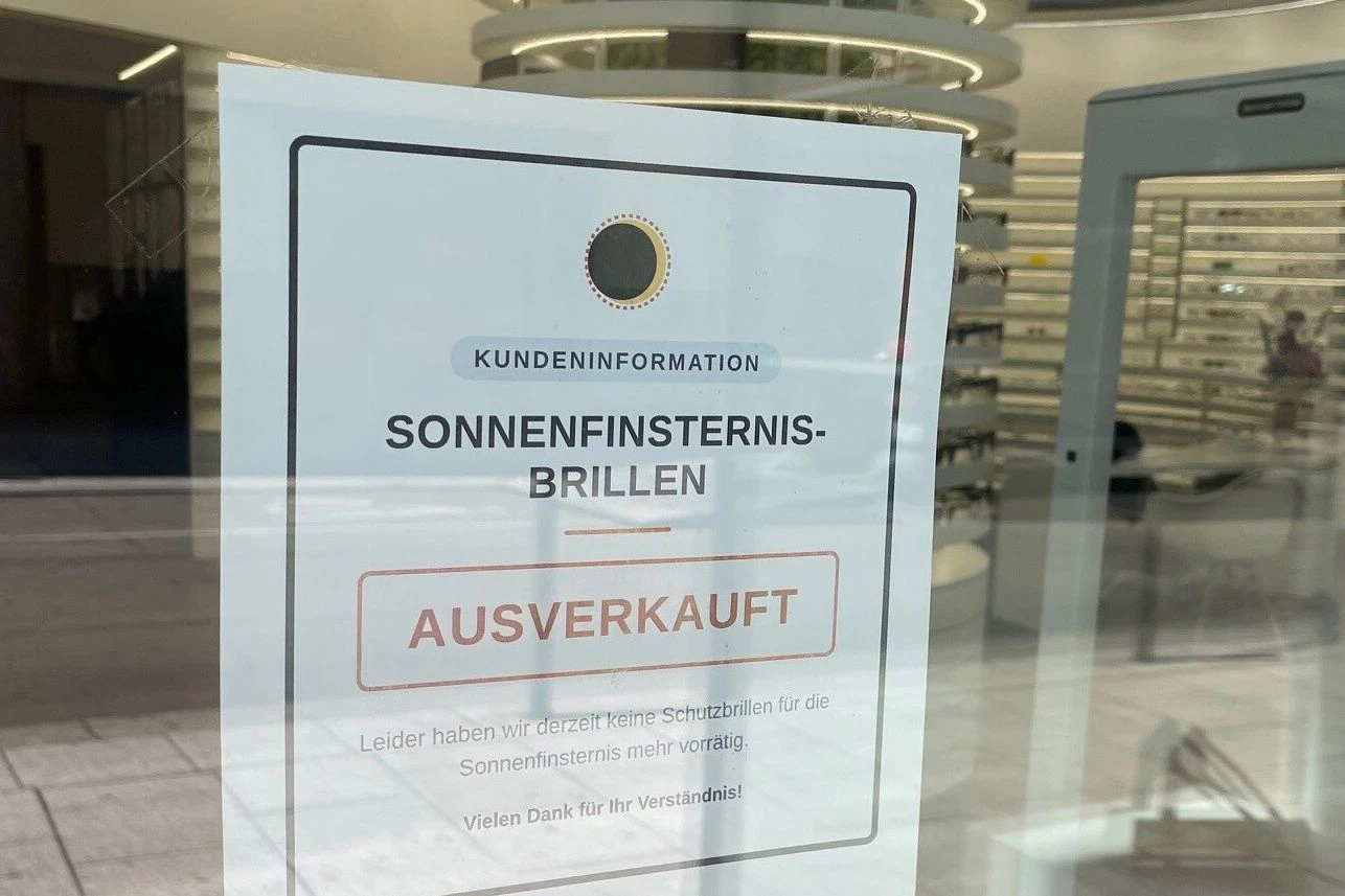 In diesem Laden in Stuttgart wird man nicht mehr reich an Sonnenfinsternis-Brillen.