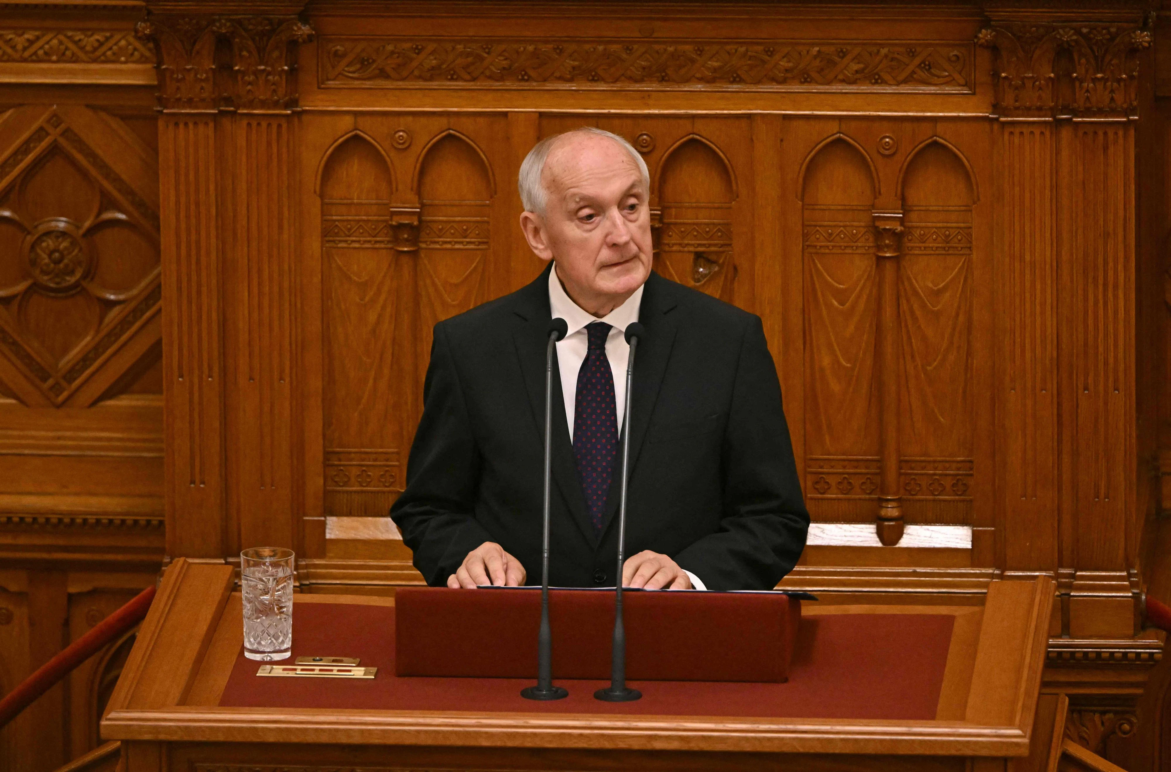 András Baka spricht am Dienstag im Parlament.