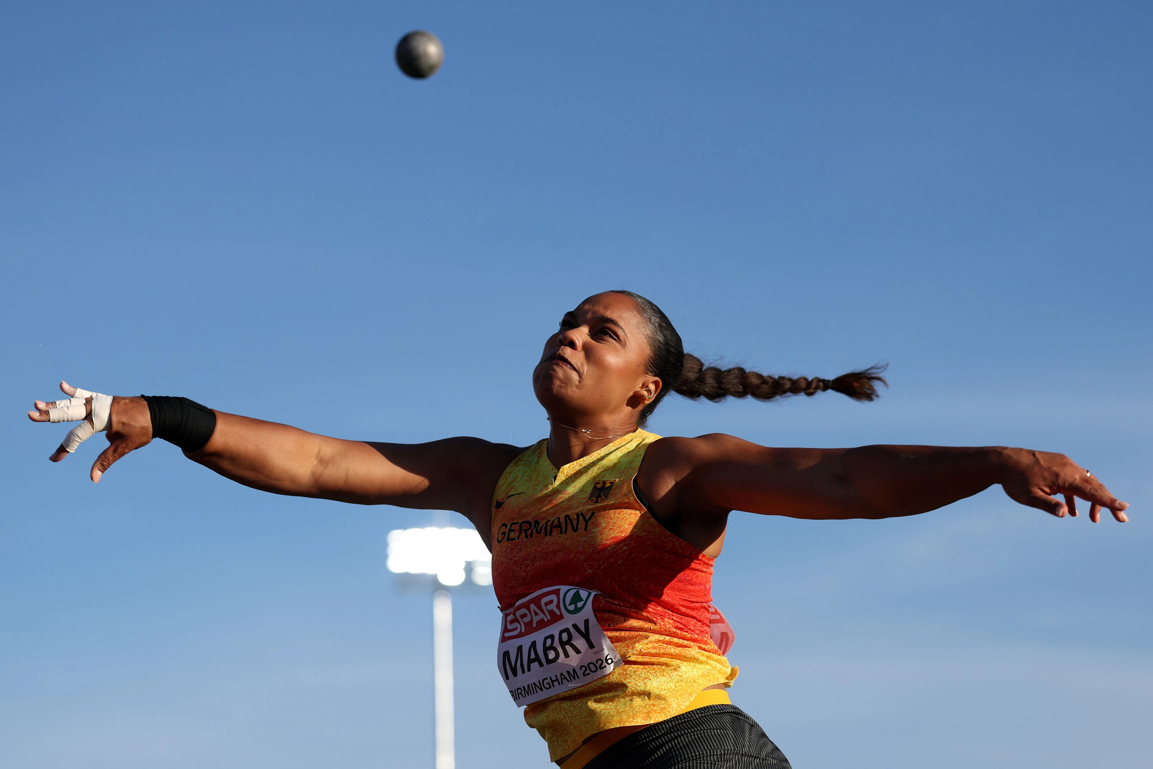 Wenn Eleganz und Kraft ineinanderfließen: Yemisi Mabry auf dem Weg zu Platz drei im Kugelstoß-Finale der Leichtathletik-EM in Birmingham.