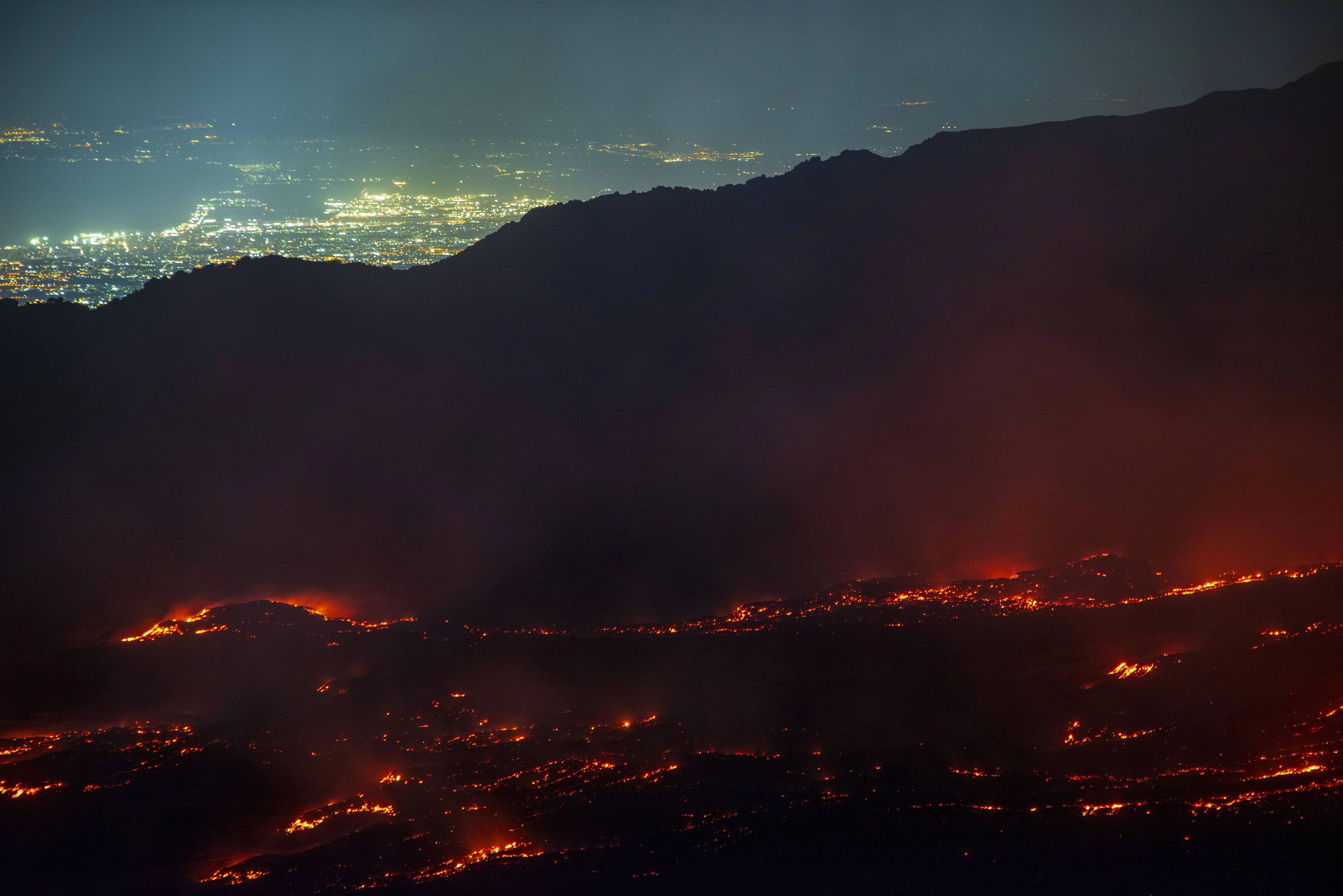 Lavafontänen und eine neue Lavaströmung prägen die eruptive Phase, während eine Aschewolke nach Südosten zieht.