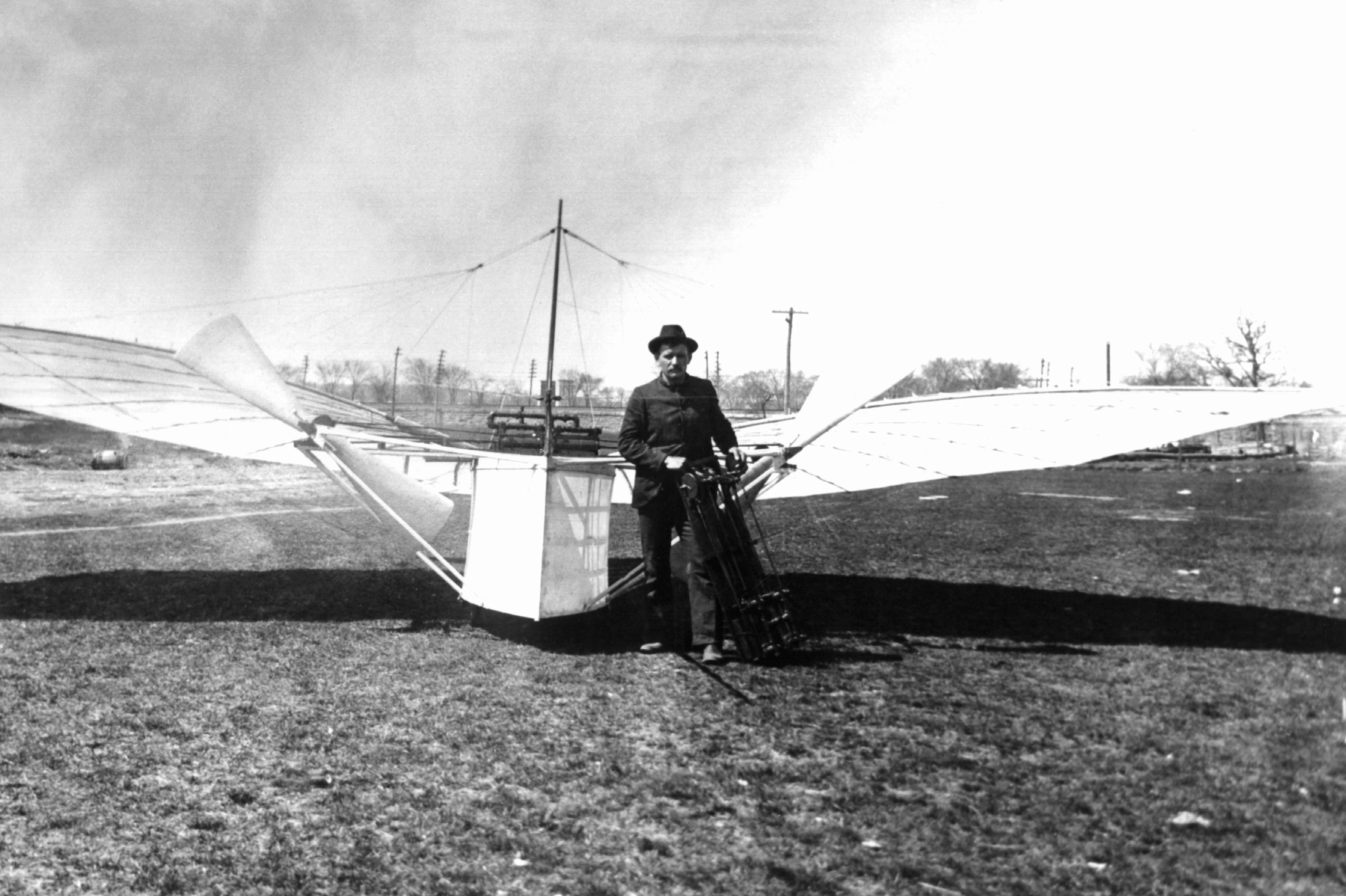 Eine Aufnahme zeigt Gustav Weisskopf aus dem fränkischen Leutershausen vor seinem Motorflugzeug 1901. Doch manchem Experten reicht diese fotografische Beweislage nicht aus.