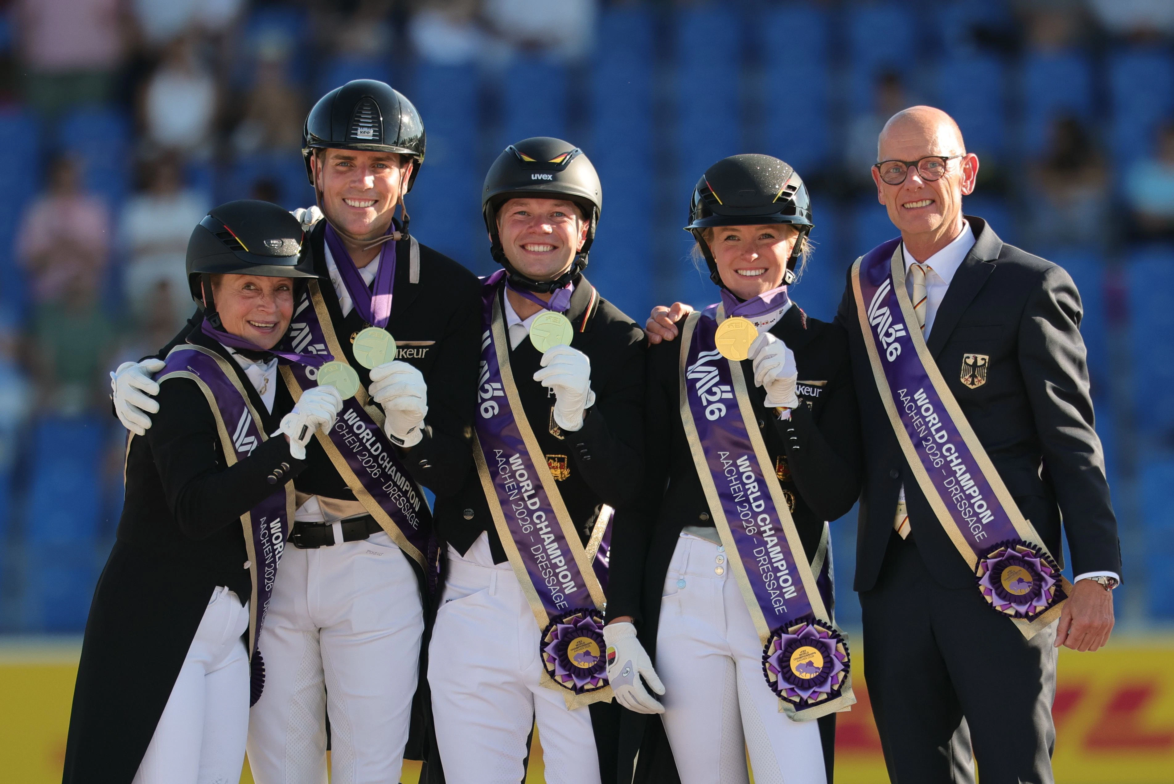 Die erste deutsche Goldmedaille der WM in Aachen: Isabell Werth, Frederic Wandres, Raphael Netz, Katharina Hemmer und Equipe-Chef Klaus Röser (v.l.) bei der Siegerehrung.