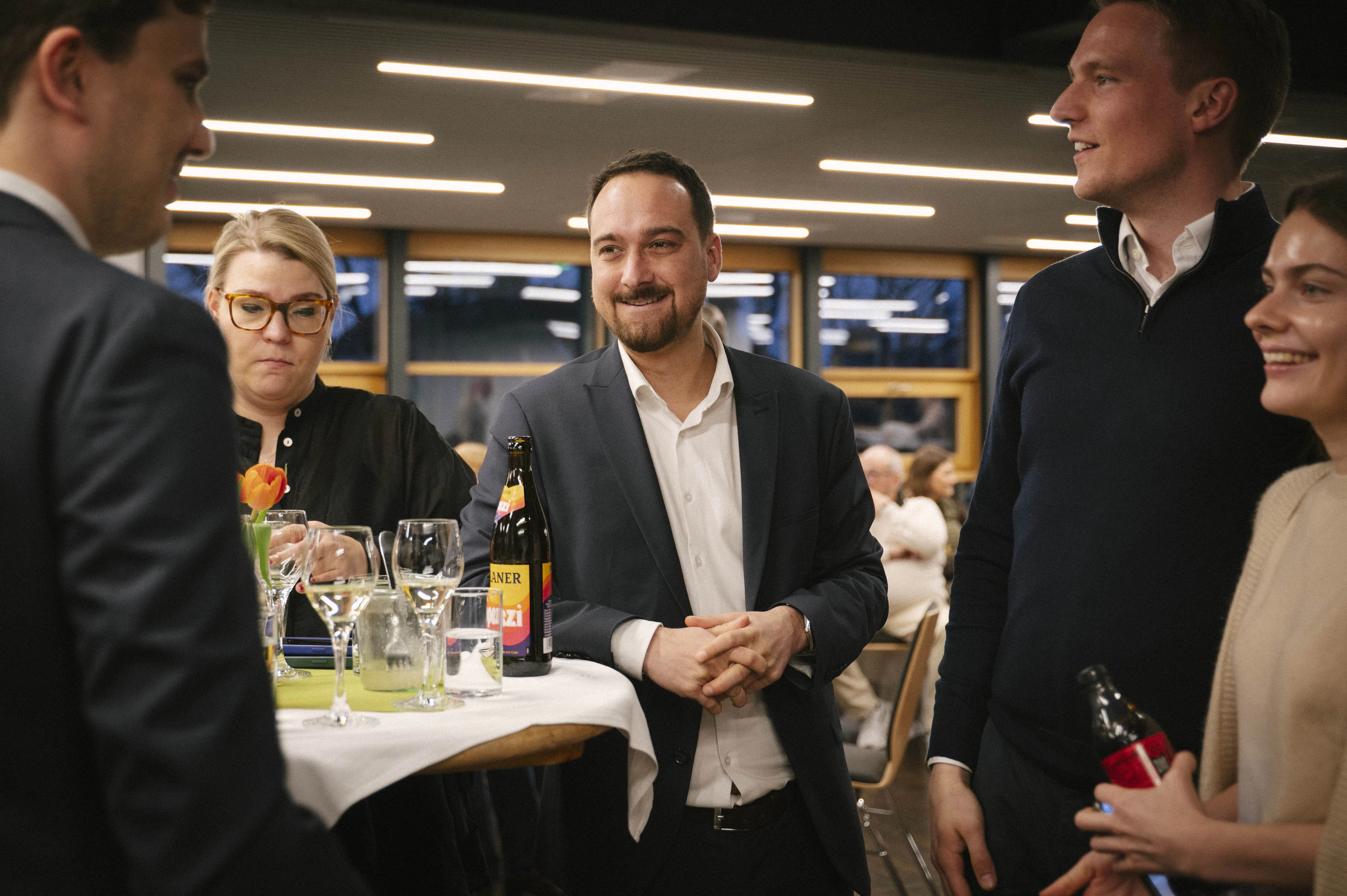 Thomas Pardeller (Mitte) am Wahlabend der Kommunalwahl in Neubiberg.