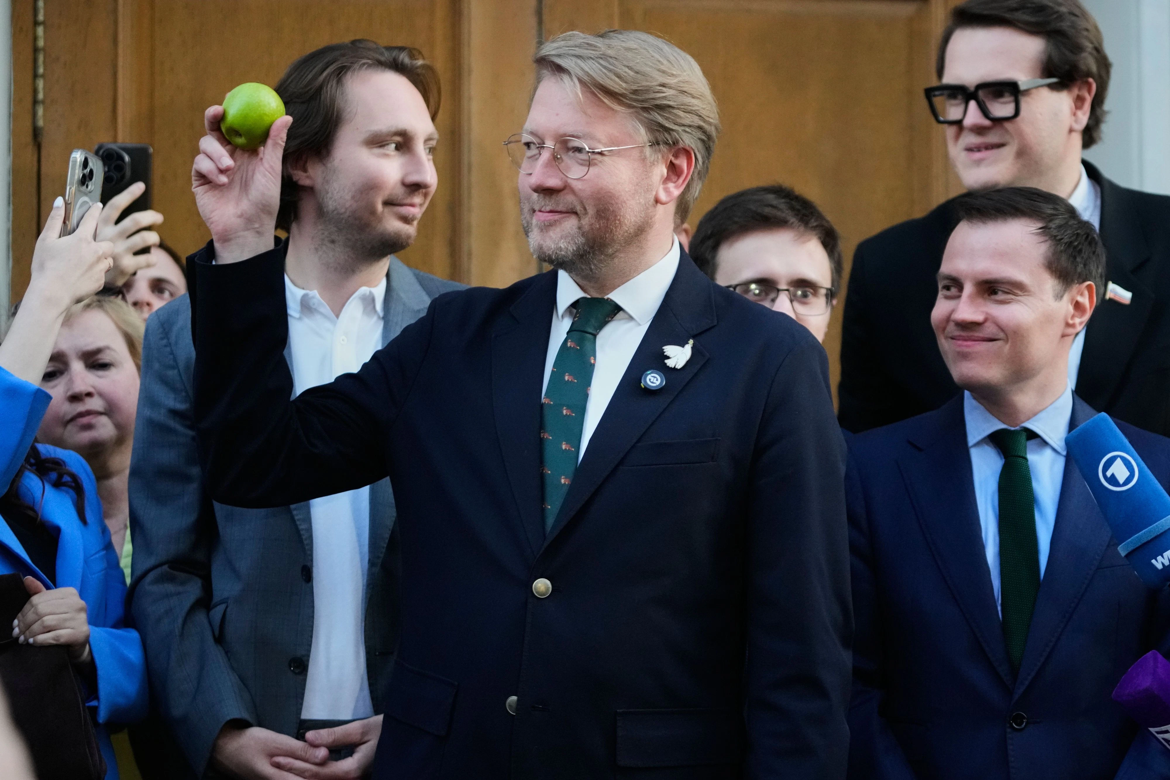 Moskau, 10. August: Jabloko-Chef Nikolai Rybakow (Mitte), hält im Gericht einen Apfel hoch, das Symbol seiner Partei.