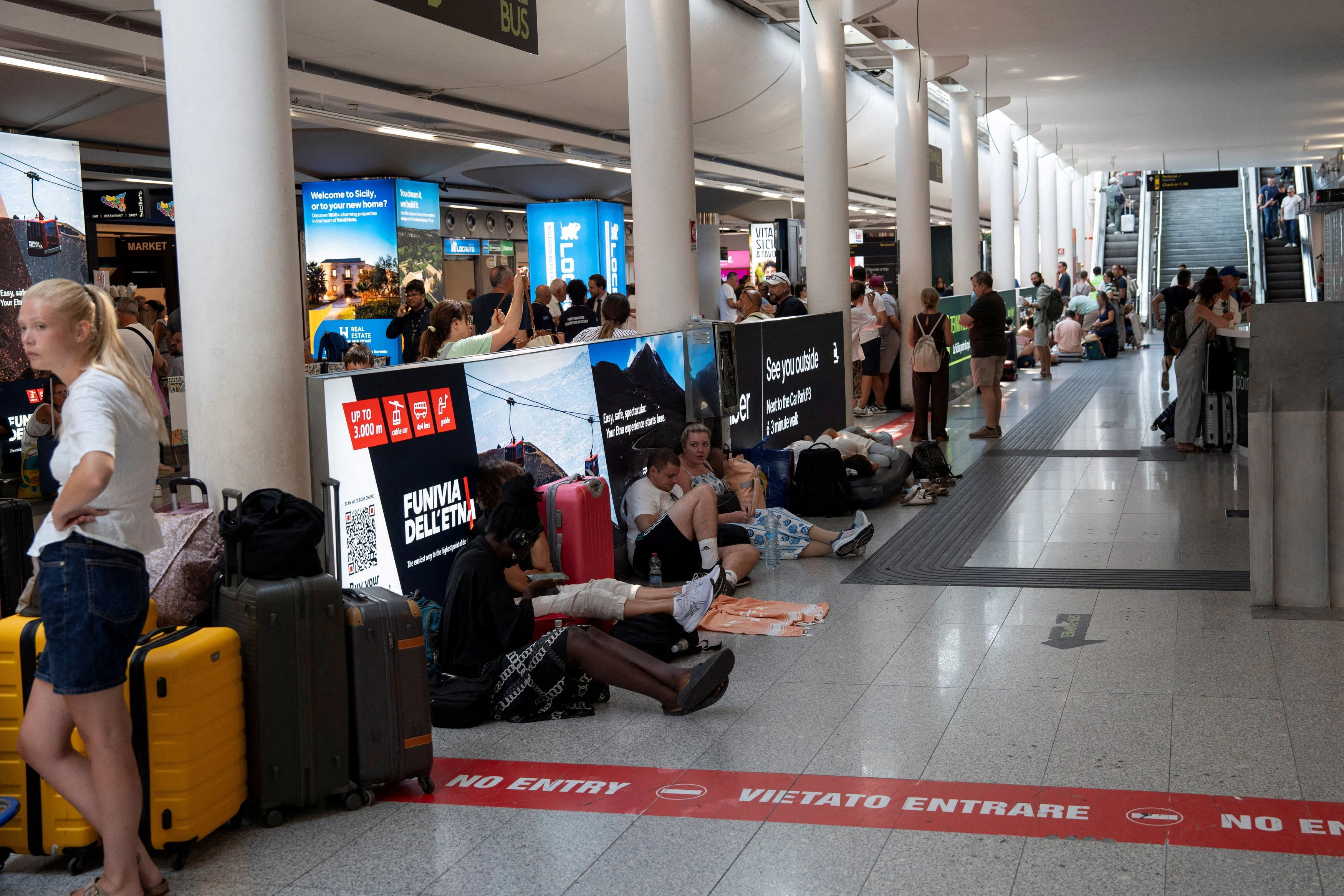 Einige Reisende verbrachten ihre Tage und Nächte am Flughafen von Catania und warteten dort auf Informationen zu ihren Flügen.