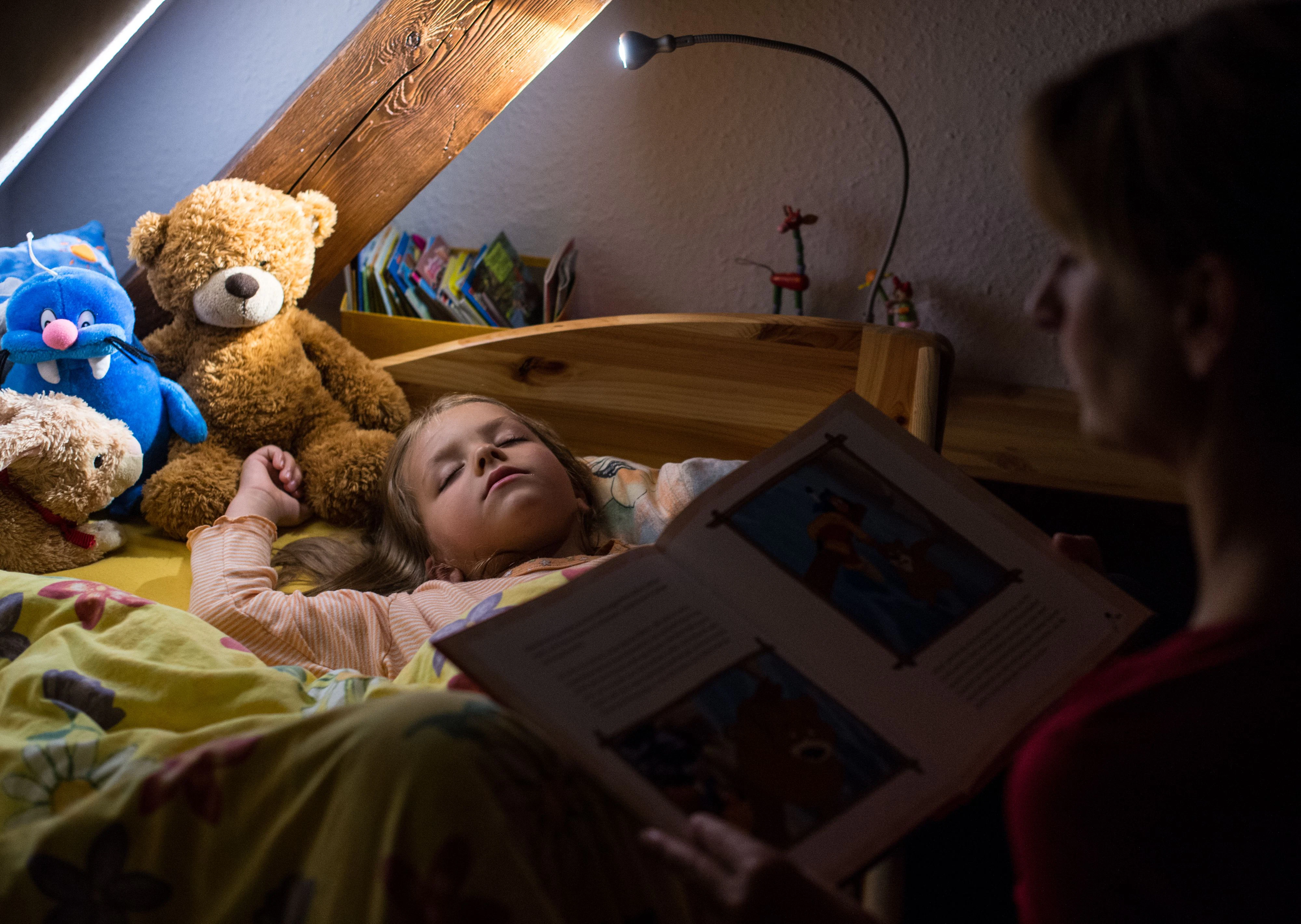 Gehört bei vielen Eltern zum allabendlichen Ritual: dem Kind eine Gute-Nacht-Geschichte vorlesen (Symbolfoto).