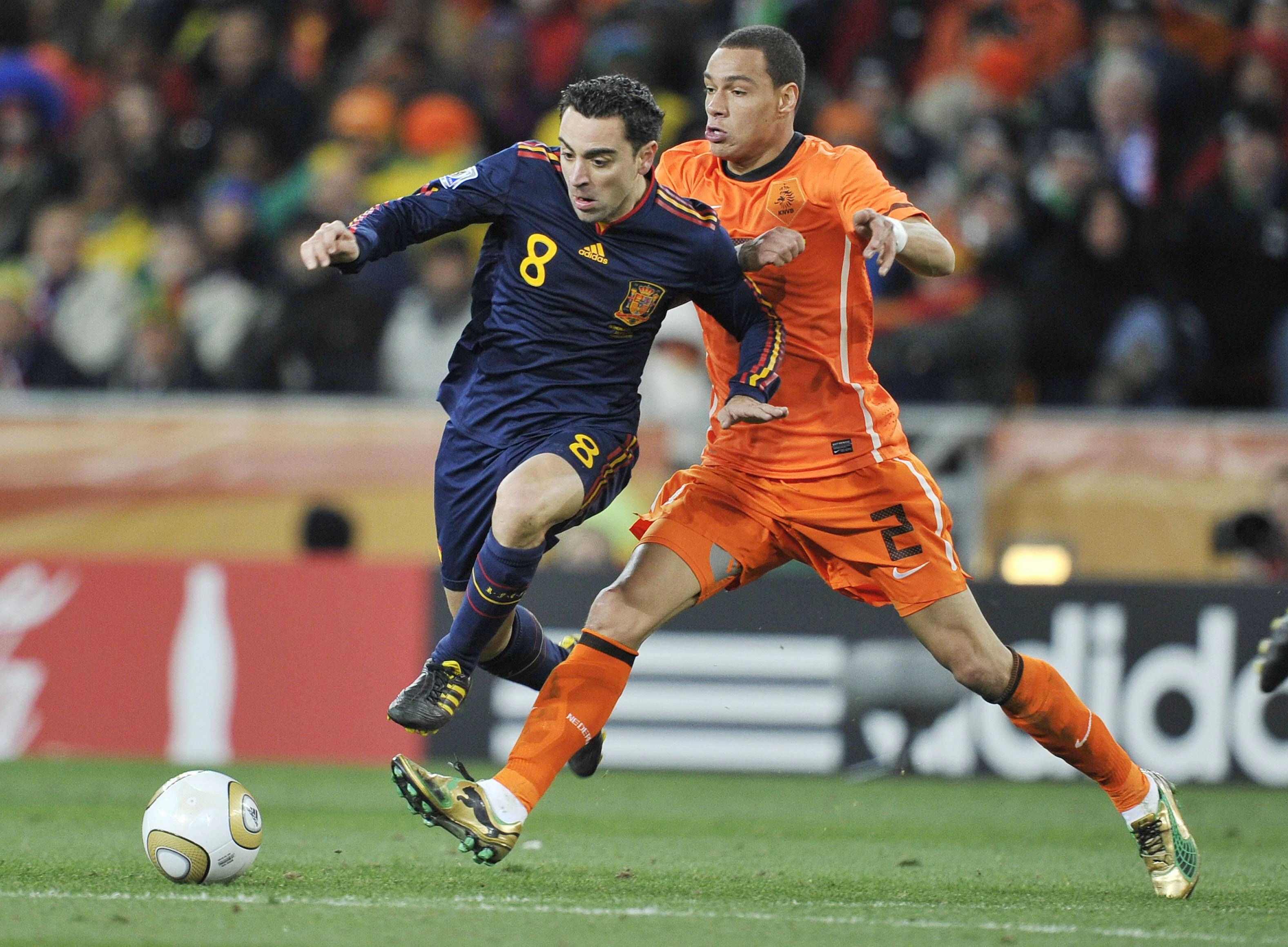 Zumindest als Profi hat Xavi gute Erinnerungen an die Niederlande: Im Finale der Fußball-WM 2010 (rechts, gegen Gregory Van der Wiel) gewannen die Spanier den Titel.