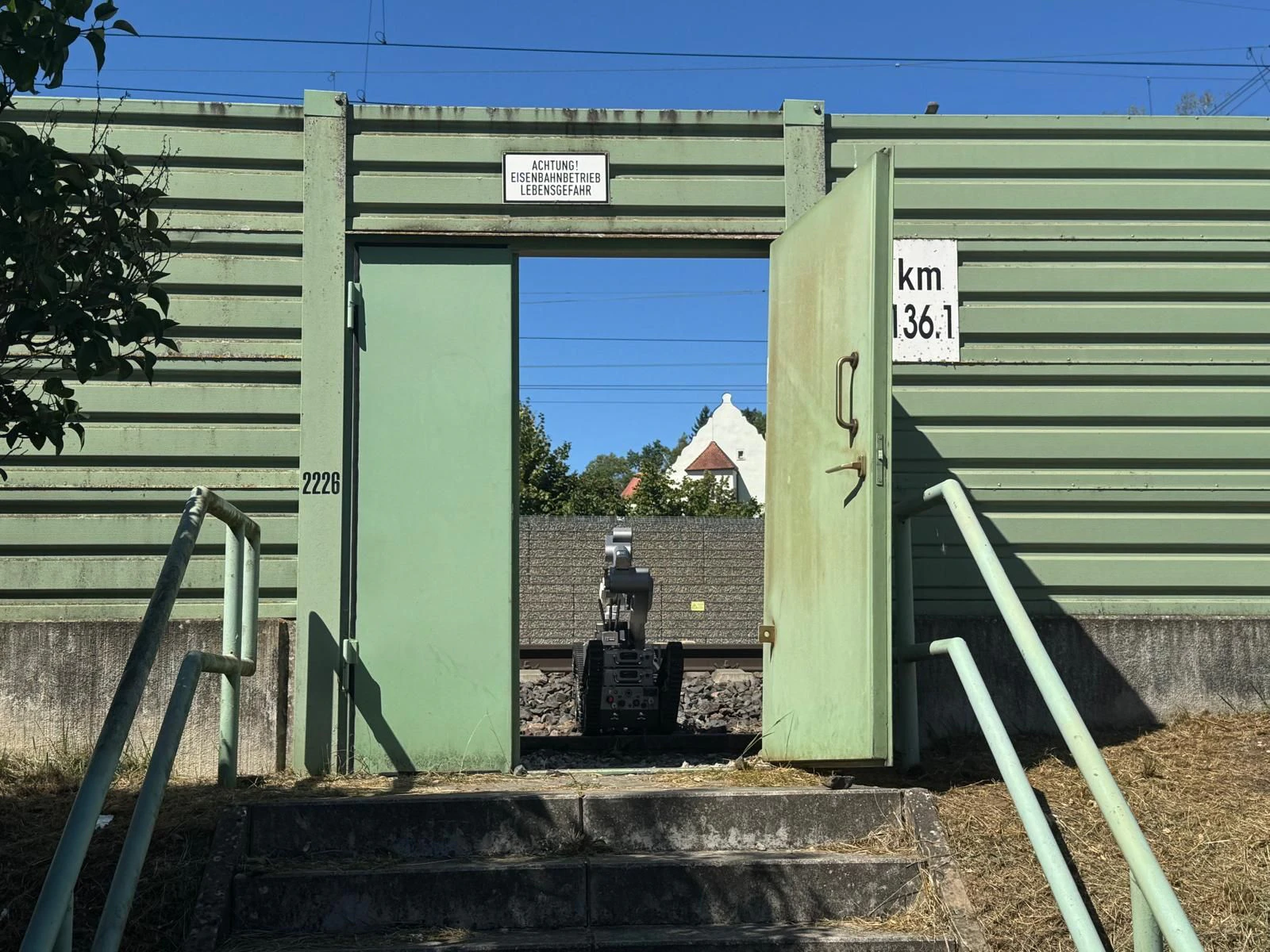 Mit diesem Sprengstoffroboter untersuchen Spezialisten der Bundespolizei den verdächtigen Gegenstand im Bahngleis.