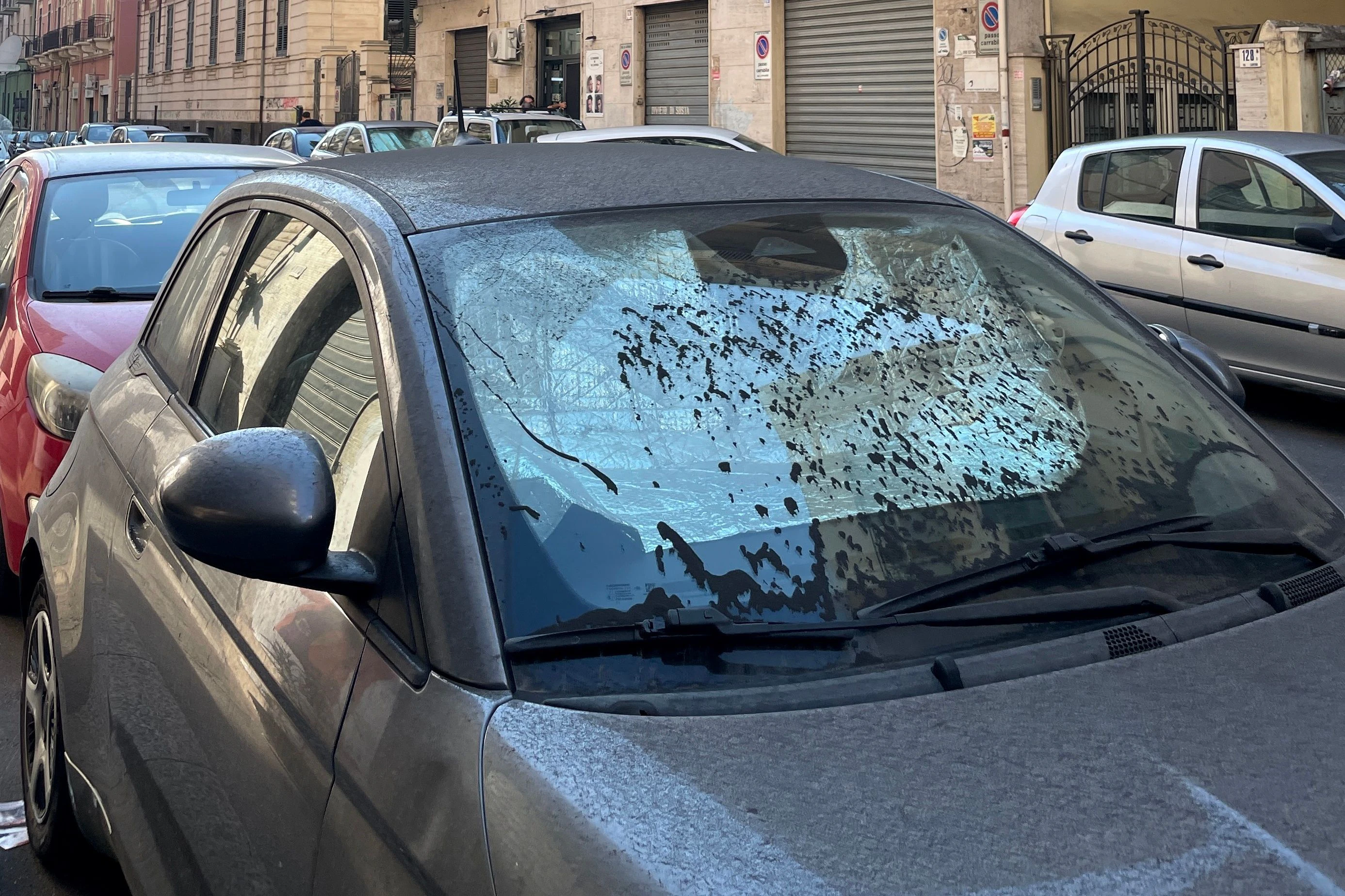 Ein mit Asche bedecktes Auto in Catania