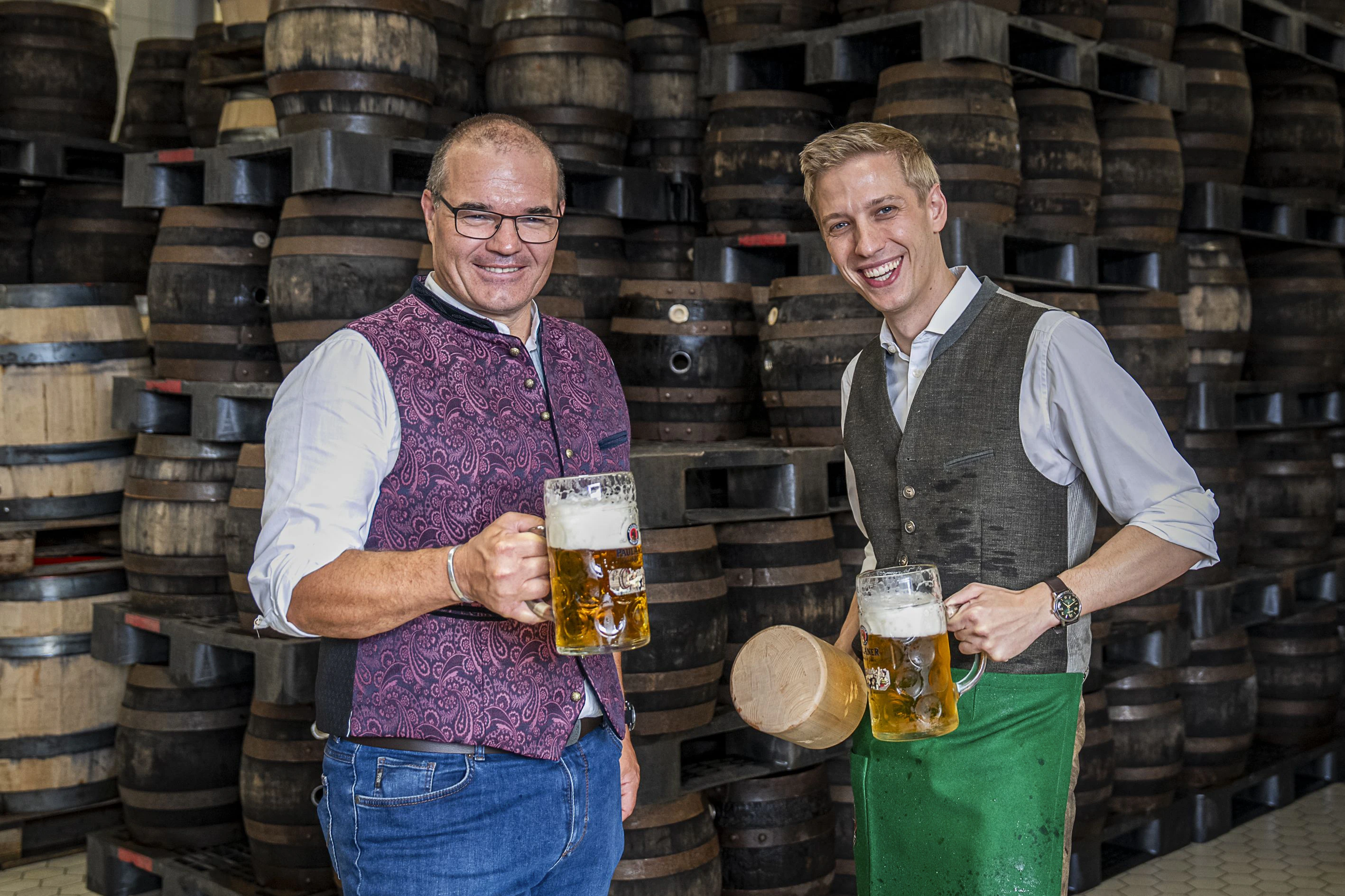 Markus Hübner, Paulaner Bereichsleiter für Qualität, Forschung & Entwicklung, zeigt OB Dominik Krause die Feinheiten des Bierzapfens bei.