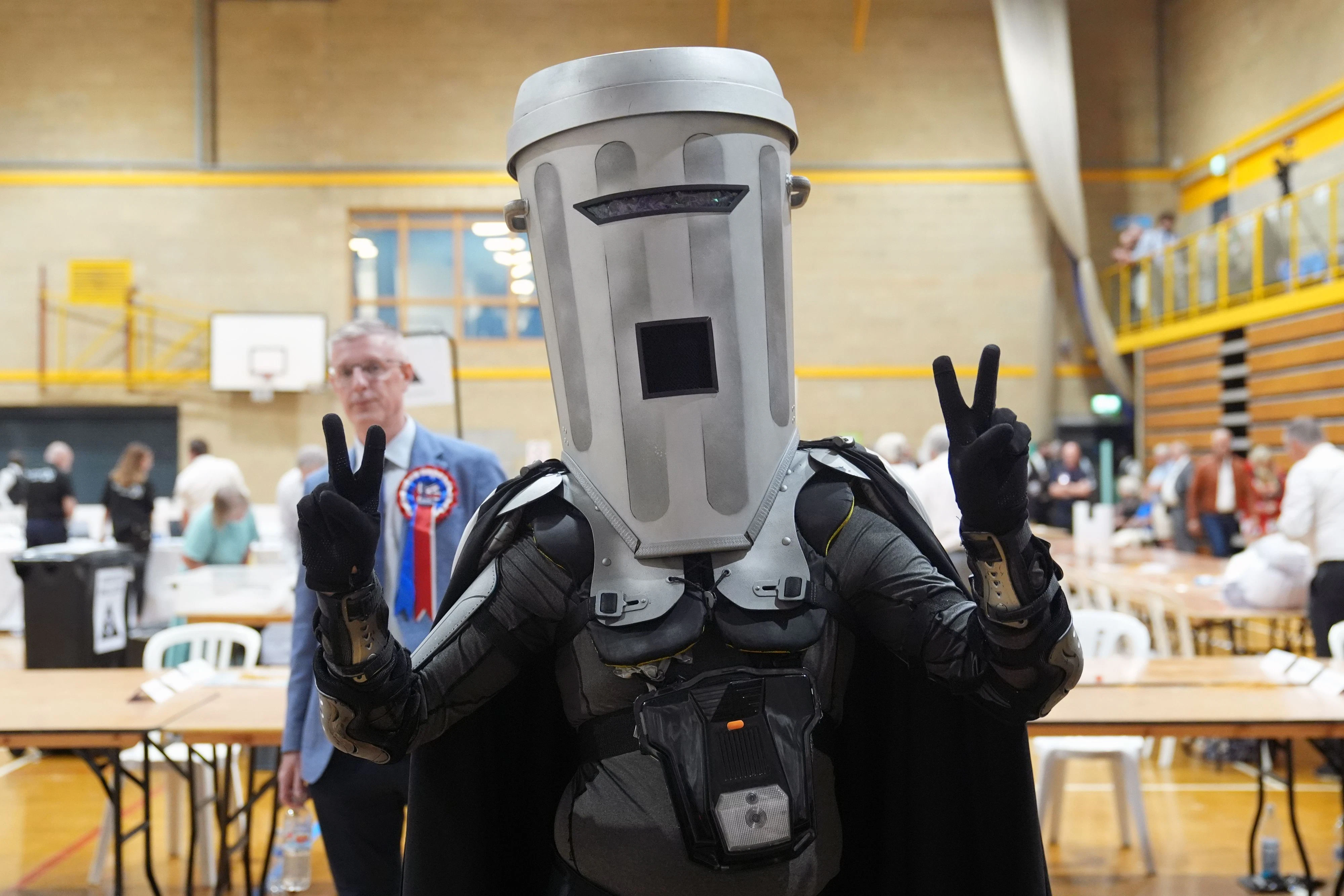 Als größter Konkurrent von Nigel Farage galt Spaßkandidat Count Binface („Graf Mülltonnengesicht“).