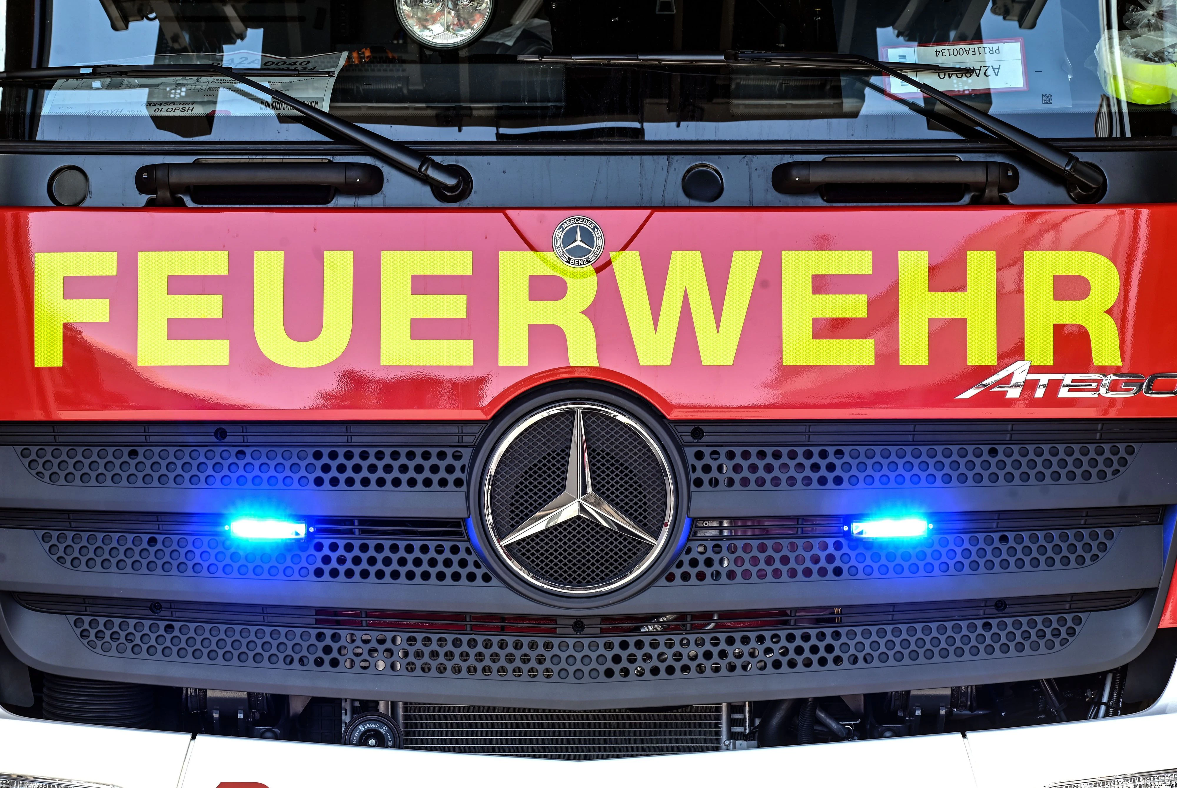Das Feuer erstrecke sich nach Polizeiangaben über einen halben Hektar. Die Löscharbeiten laufen.